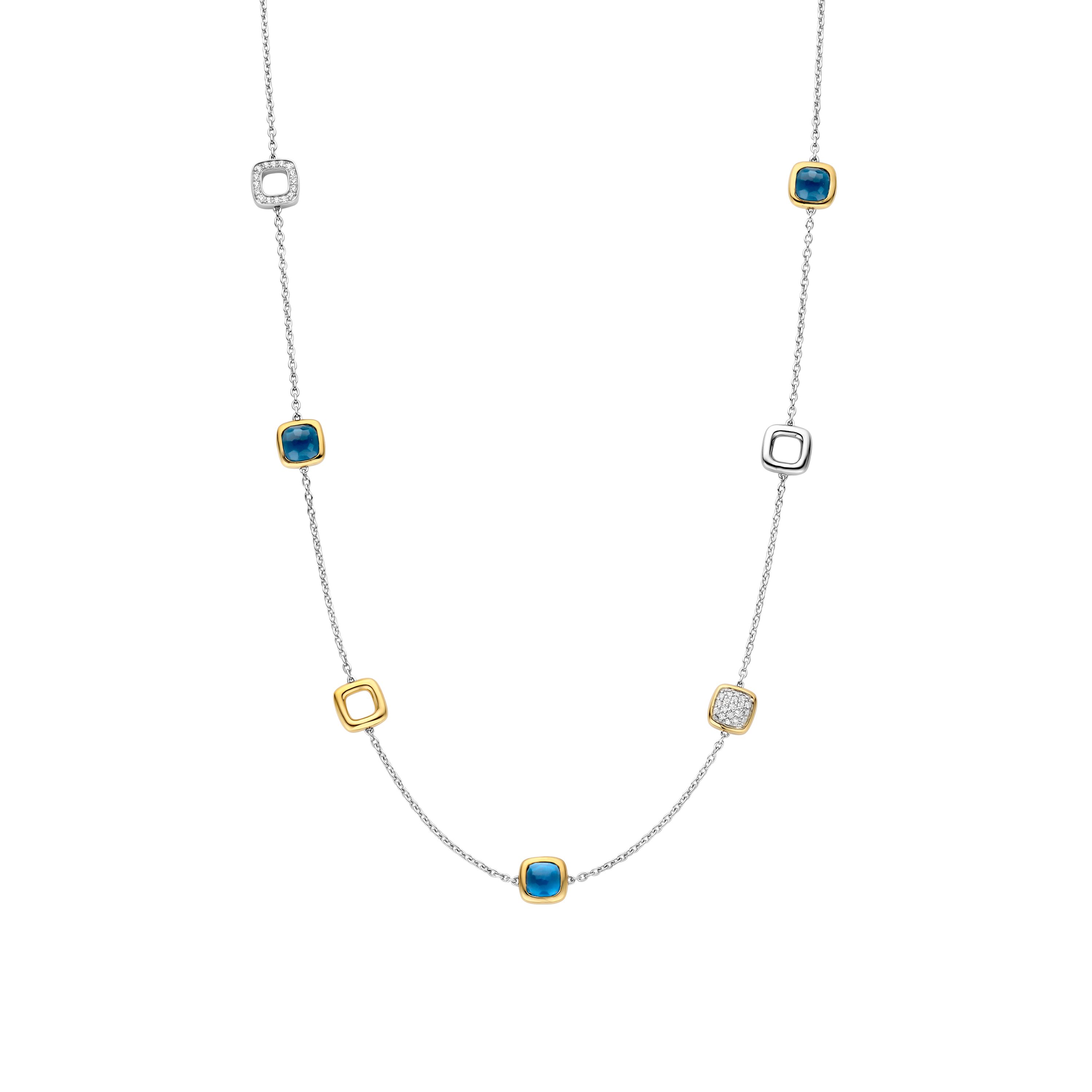De TI SENTO ketting 34079DB straalt verfijnde elegantie uit, met vakmanschap en tijdloze schoonheid die elkaar perfect aanvullen. Vakkundig vervaardigd uit 925 sterling zilver, heeft dit ontwerp een delicate ketting met een reeks opvallende kussenvormige bedels. Diepblauwe stenen, gezet in stralende goudgekleurde omlijstingen, brengen een rijke intensiteit in het ontwerp, terwijl open kussenvormen en pavé-set cubic zirconia accenten textuur en moderne intrige toevoegen. Het samenspel van solide en open vormen creëert een ritme van licht en schaduw, waardoor diepte en dimensie aan de slanke silhouet van de ketting wordt toegevoegd. Dit veelzijdige stuk combineert moeiteloos tijdloze schoonheid met een eigentijdse flair. Het is nikkelvrij en hypoallergeen, wat zorgt voor luxe comfort gedurende de hele dag. Of je het solo draagt voor een subtiele kleuraccent of in lagen voor een gedurfder statement, deze ketting is een viering van ingetogen verfijning – perfect om elke outfit te verrijken.