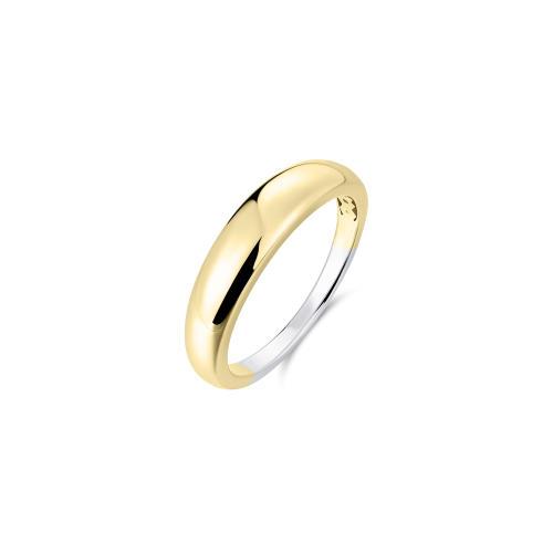De Gisser ring biedt een unieke esthetiek van goud op zilver met een onderscheidend smal-breder-smal ontwerp. Deze elegante ring combineert stijl en veelzijdigheid, perfect voor zowel dagelijkse als speciale gelegenheden. Draag hem solo voor een subtiele look of combineer met andere sieraden voor een gedurfde en moderne uitstraling. Ideaal voor elke modebewuste drager.