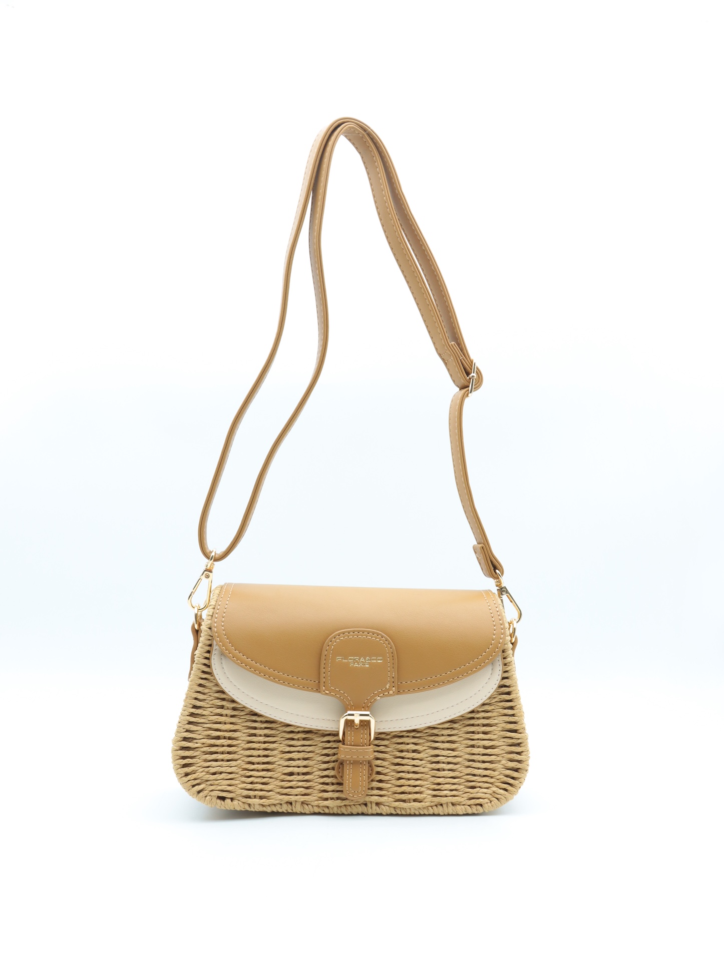 De Flora&Co crossbody tas, modelnummer C1065-NATUREL/Camel, is een stijlvolle en praktische keuze binnen de categorie crossbody tassen. Deze tas combineert een natuurlijk en zwart kleurenschema, perfect voor zowel casual als formele gelegenheden. Draag hem schuin over je lichaam voor gemak en veiligheid. Ideaal voor dagelijks gebruik.

Afmetingen:
Hoogte 15cm x breed 25cm x diep 9cm
