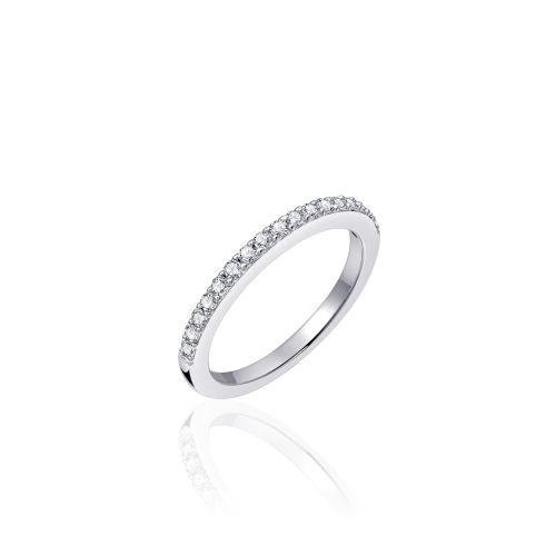 De Gisser ring zilver met zirconia's, behoort tot de categorie sieraden en is een prachtige ring. Draag deze elegante ring op speciale gelegenheden of als opvallend accessoire bij dagelijkse outfits voor een vleugje glamour. Perfect om te combineren met andere zilveren sieraden voor een verfijnde look.