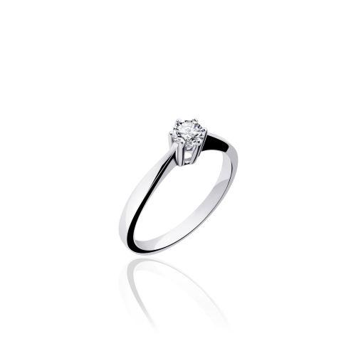 De Gisser ring zilver met zirconia en 6 punten, is een verfijnde toevoeging aan elke sieradencollectie. Met zijn zilveren glans en sprankelende zirconia-steentjes is het een elegante keuze voor elke gelegenheid. Draag hem als blikvanger op zichzelf of combineer met andere sieraden voor een gelaagde look. Perfect voor dagelijks gebruik of speciale gelegenheden.