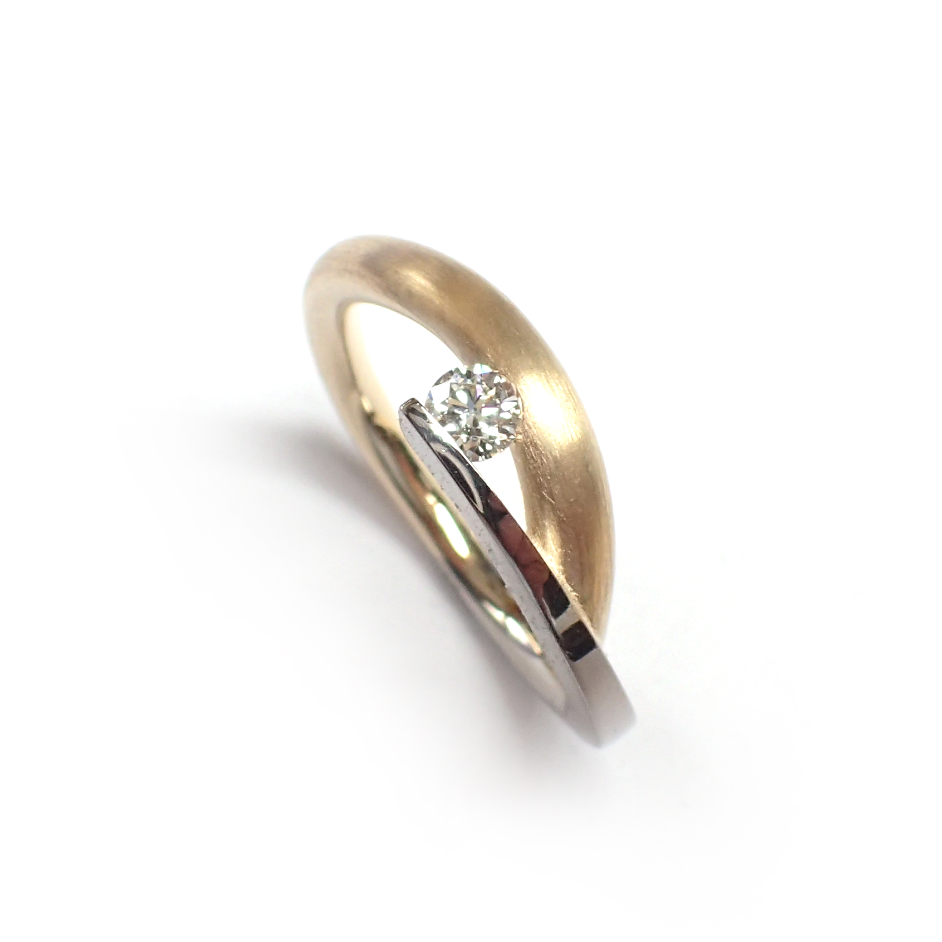 een 14 krt wit met geelgouden ring Cardillac model B033gw met een diamant briljant geslepen 0.15 crt tw si.