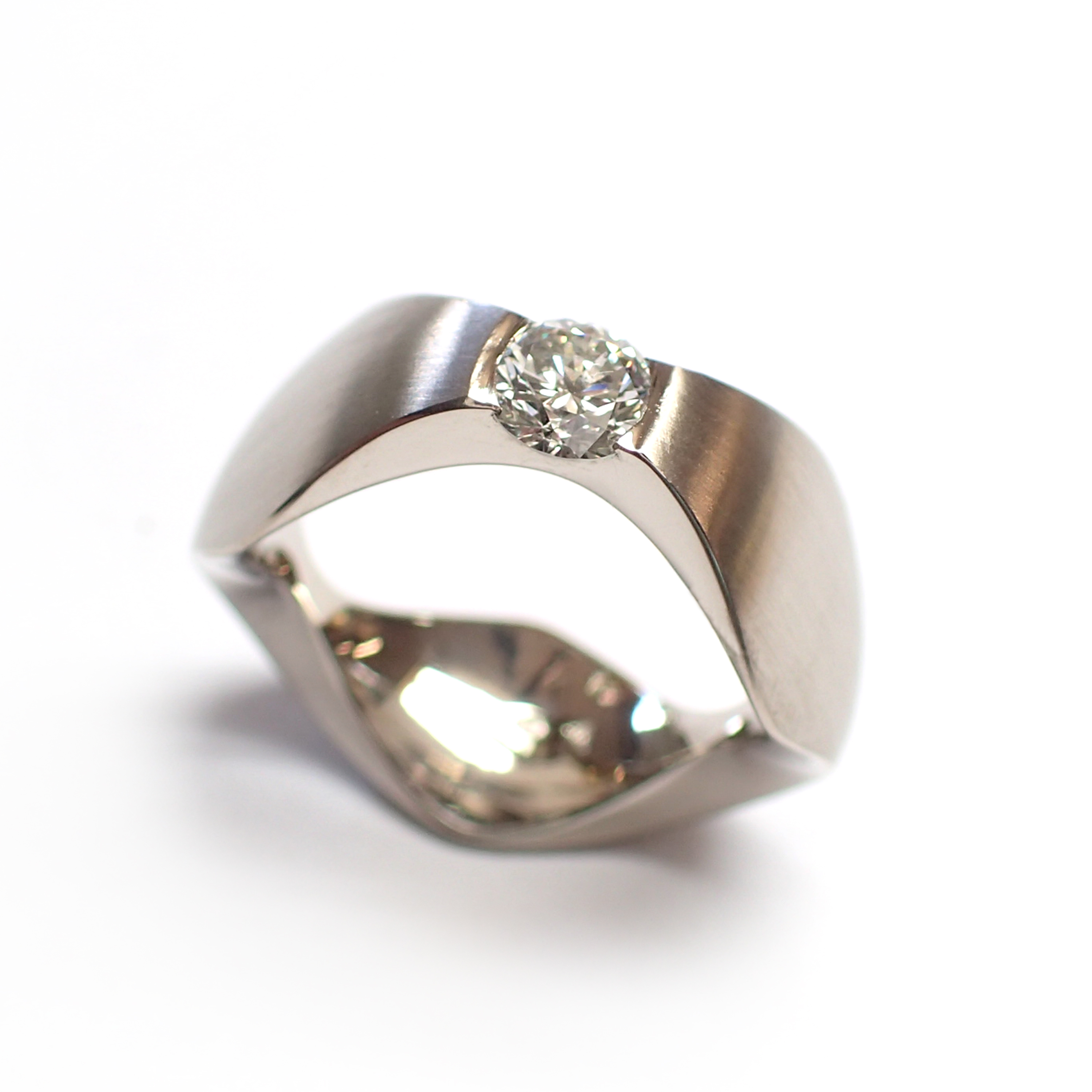 een 14 krt witgouden ring Cardillac model Trio 10mm met een diamant briljant geslepen 0.60 crt vsi kleur j.