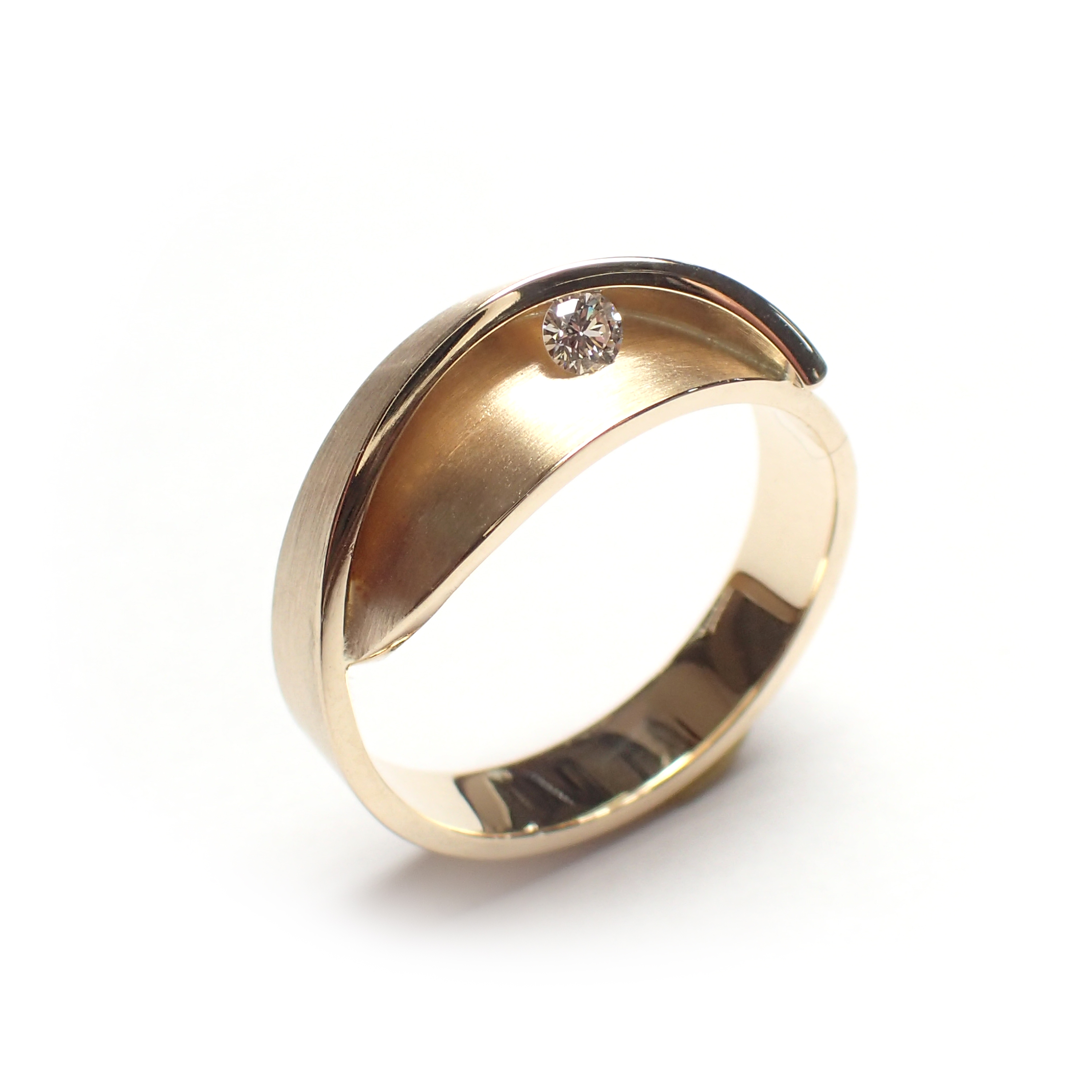 Een 14 krt geelgouden ring Cardillac model Magnolia 6.5mm met een diamant briljant geslepen 0.07 TW SI.
