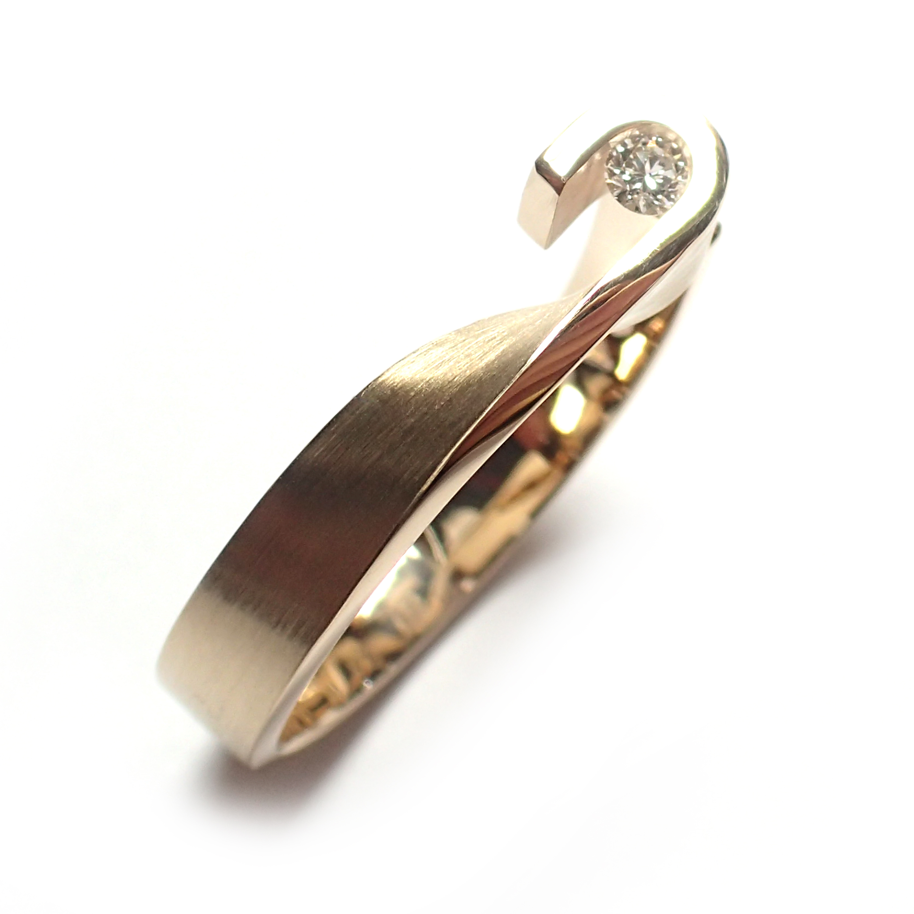 Een 14 krt geelgouden ring Cardillac model Bauhaus met een diamant briljant geslepen 0.25 crt E LC