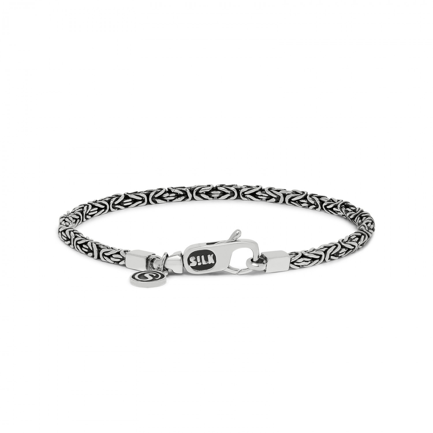 Zilveren armband met fantasieschakel
Zilveren armband Connect uit de collectie van SILK Jewellery, nieuw in geschenkverpakking. 1e Gehalte zilveren armband met fantasieschakel, sluit met een stevige karabijnsluiting. Breedte van de schakels is 3 mm. Combineer deze armband met een van de andere armbanden van SILK Jewellery voor een extra stoere look! 

Het bijpassende collier kunt u ook bestellen, kijk bij de aanverwante artikelen onderaan deze pagina. 

De SILK Jewellery sieraden zijn unisex, geschikt voor iedereen die van een stoere uitstraling houdt. 

