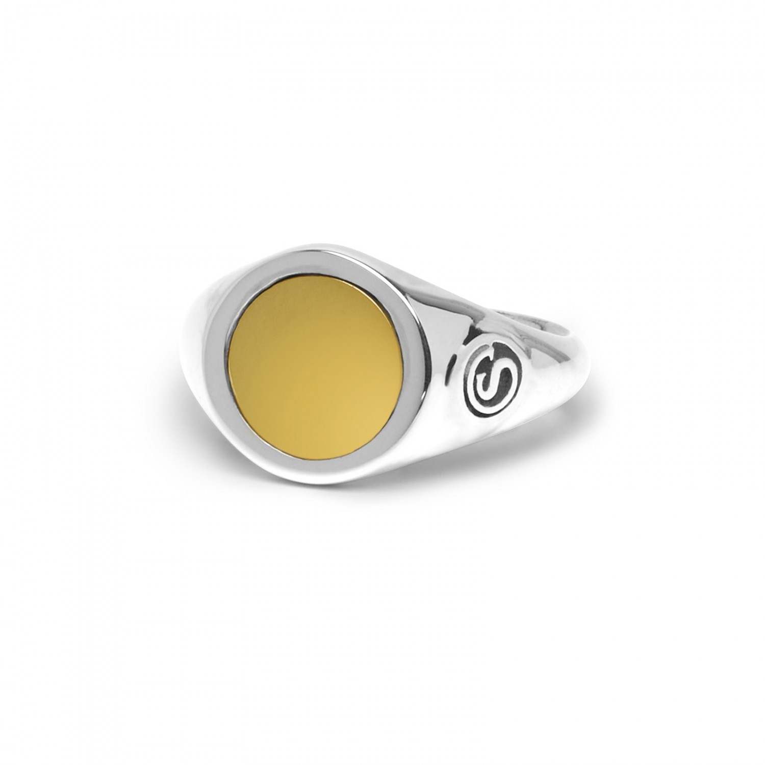 Unieke bicolor zegelring
Hele mooie bicolor zegelring, zilver met messing uit de Balance collectie van SILK Handmade Jewellery, nieuw in geschenkverpakking. De ring is van 1e gehalte zilver (925), de kop van de ring is ingelegd met goudkleurig messing. De ring heeft brede schouders, aan de ene kant zit een logootje van SILK, ook aan de onderkant van de kop, onder het messing zit een logo. De schouders en de scheen van de ring zijn mooi glad gepolijst. 

