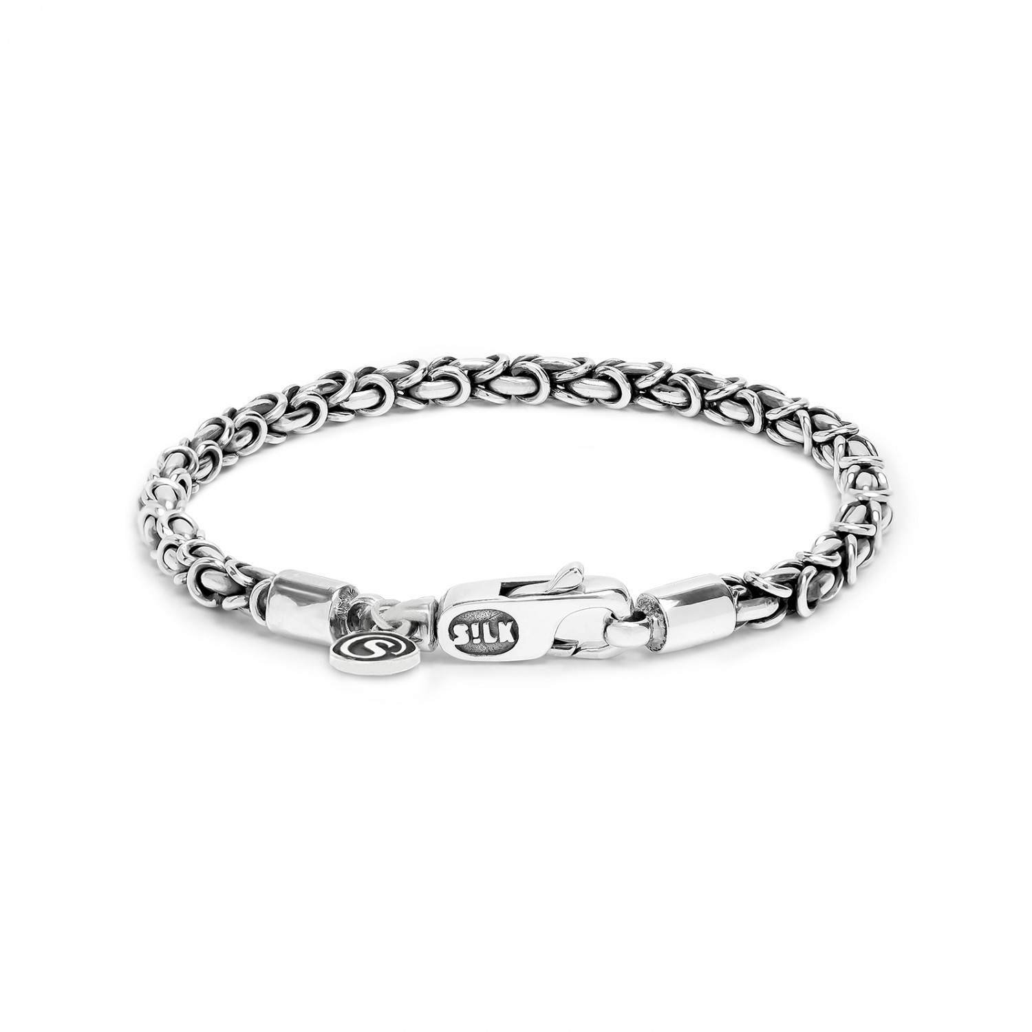 Ontdek de SILK Karabijn-serie, een van onze meest geliefde collecties waarmee je eindeloos kunt combineren. Mix en match de verfijnde stapelbare sieraden om jouw eigen speelse en trendy look te creëren. Het SILK Karabijn 655 Connect armbandje is een smal en fijn gevlochten sieraad met een speels karabijnsluitinkje. Dit armbandje maakt deel uit van een set van verfijnde karabijn armbandjes, die perfect met elkaar kunnen worden gecombineerd. Onze Karabijn-serie staat bekend om zijn tijdloze elegantie en veelzijdigheid. Deze armbanden zijn ontworpen voor mensen met een passie voor stijl en verfijning. Het 655 Connect armbandje voegt een speels accent toe aan jouw dagelijkse look en kan moeiteloos worden gecombineerd met andere sieraden uit de collectie