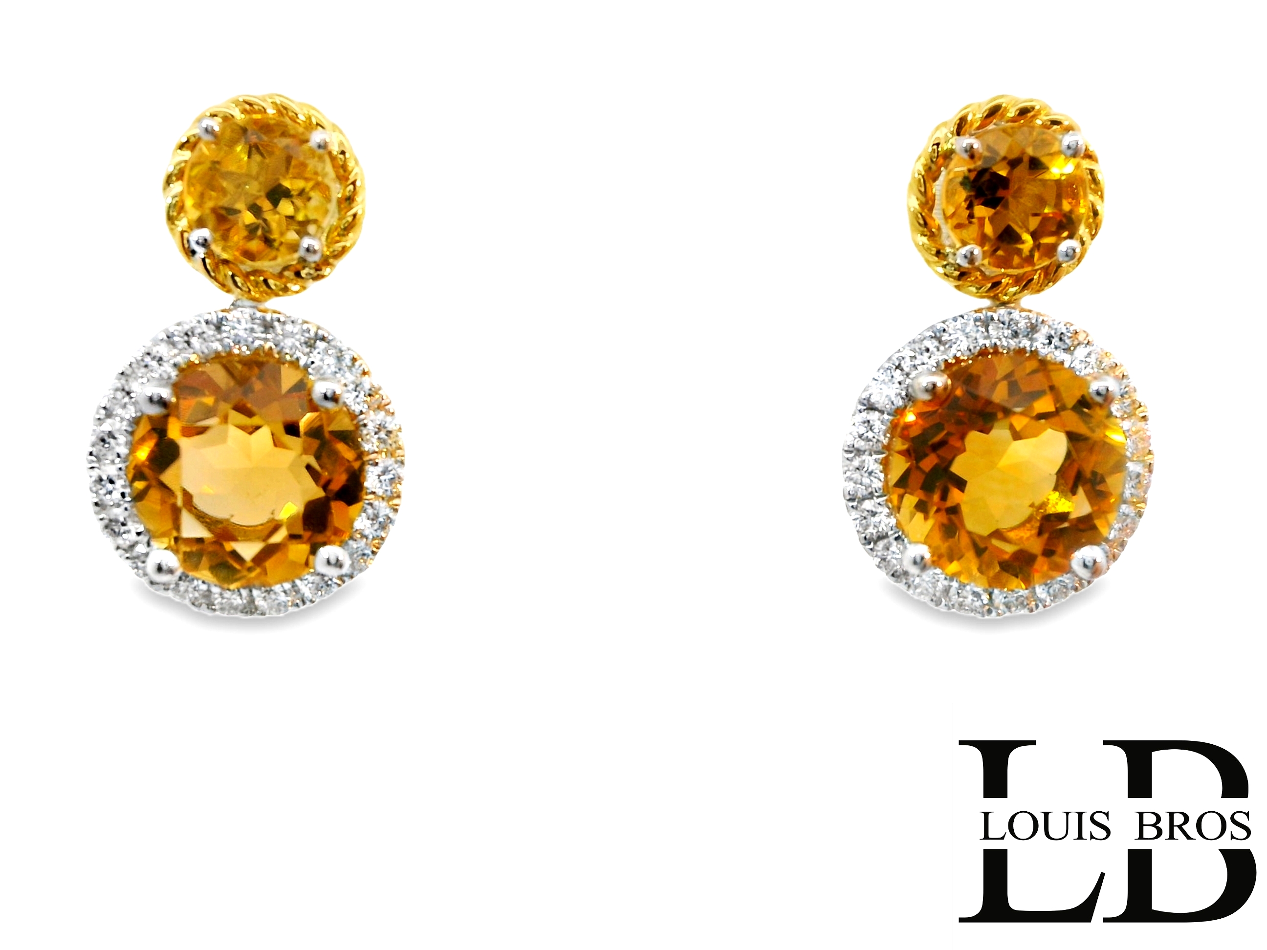 Deze oorbellen van Louis Bros zijn vervaardigd uit 18 karaat bicolor (5.05 gr.) en zijn gezet met 4 citrien 4.62ct en 38 briljant geslepen diamanten met een totaalgewicht van 0.45 ct. De oorsieraden hebben een diameter van 16 mm en een breedte van 9 mm. 

 Deze prachtige 18 karaat bicolor oorbellen met diamant en citrien stralen met hun betoverende schoonheid. De sprankelende diamanten en de warme gloed van de citrien stenen vormen een perfecte combinatie van elegantie en stijl. Draag deze oorbellen en laat jezelf stralen met een vleugje luxe en glamour!
Deze oorbellen bestaan uit exclusievere modellen sieraden met prachtige designs en van hoge kwaliteit.