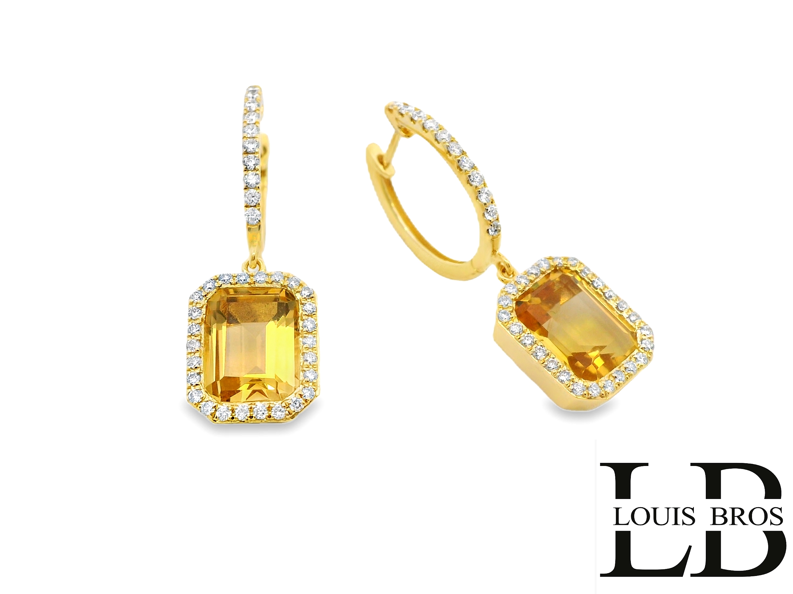 Deze oorbellen van Louis Bros zijn vervaardigd uit 14 karaat geelgoud (5.42 gr.) en zijn gezet met 2 citrien 4.36 ct en 74 briljant geslepen diamanten met een totaalgewicht van 0.52 ct. De oorsieraden hebben een diameter van 25 mm en een breedte van 8.5 mm. Deze oorbellen bestaan uit exclusievere modellen sieraden met prachtige designs en van hoge kwaliteit.