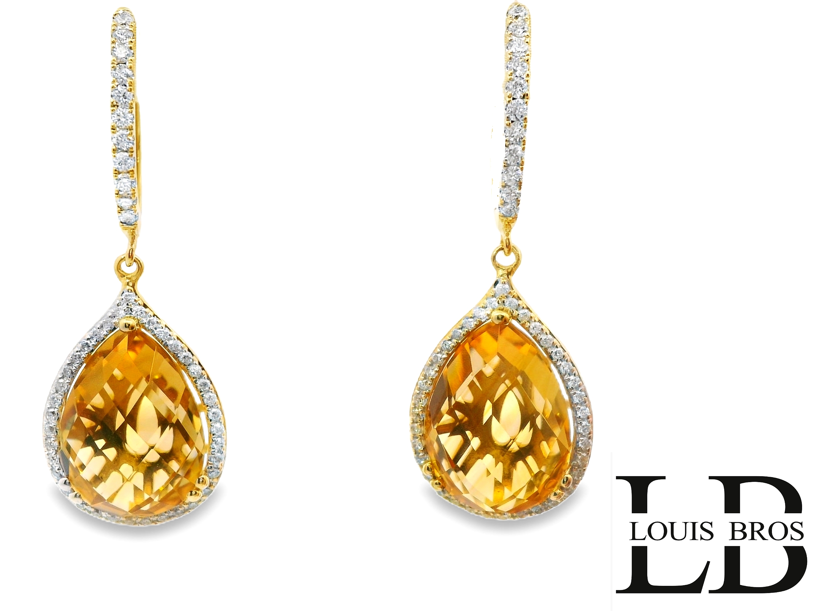 Deze oorbellen van Louis Bros zijn vervaardigd uit 18 karaat geelgoud (6.26 gr.) en zijn gezet met 2 citrien 10.50 ct en 96 briljant geslepen diamanten met een totaalgewicht van 0.45 ct. De oorsieraden hebben een diameter van 31 mm en een breedte van 11.5 mm. Deze oorbellen bestaan uit onze lijn van exclusieve modellen sieraden met prachtige designs en van hoge kwaliteit.