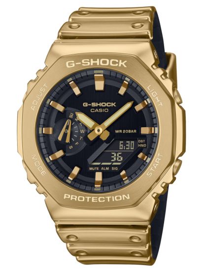 G-STEEL gedurfd ontmoet verfijnde glans in monochroom gouden kleurenschema.

De monochrome esthetiek combineert een goudkleurige metalen bezel met een nieuw ontwikkelde siliconen band in dezelfde kleur. Het oppervlak van de band is beschermd met een urethane laag die is afgewerkt met gouddamp voor een metallic glans in een band die geweldig aanvoelt tegen de huid. Zacht en comfortabel om te dragen, met een glanzende metalen look, zijn deze horloges mode-items die je overal mee naartoe nemen.