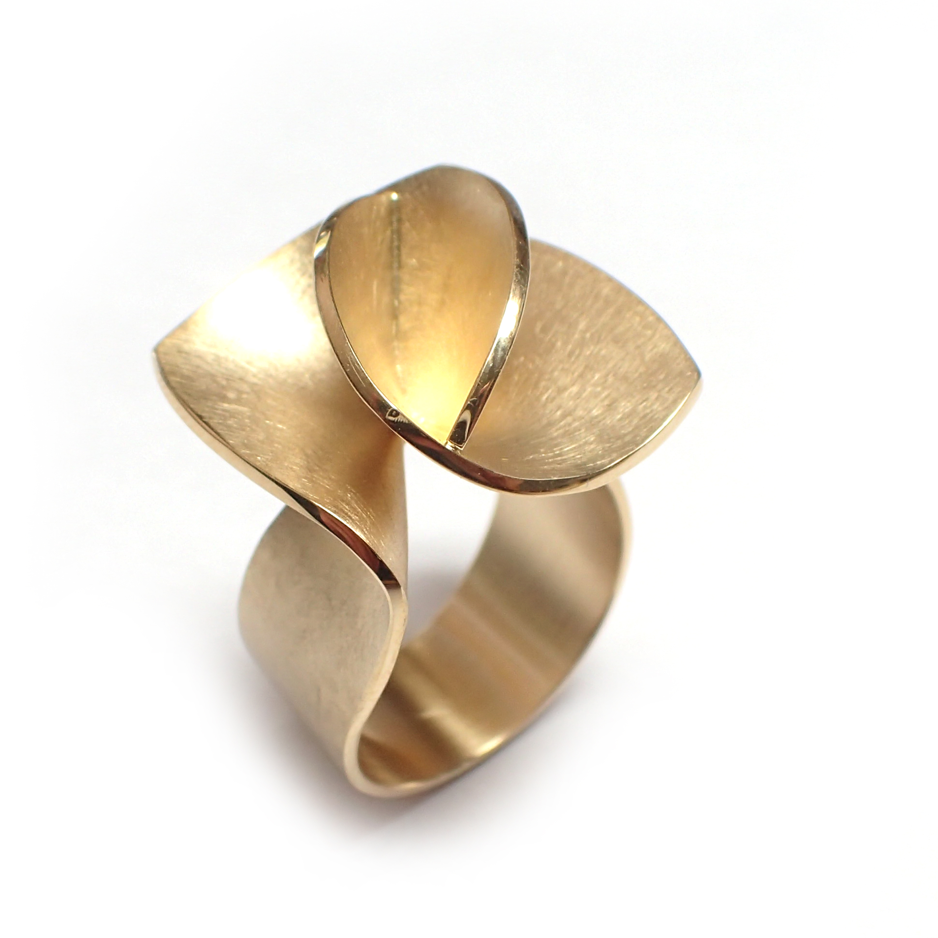 Een 18 krt geelgouden ring Cardillac model Iris smal 8mm.