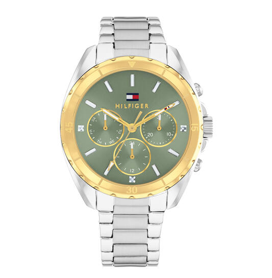 Tommy Hilfiger TH1782785 Horloge Dames Staal Bicolor 36mm
Dit specifieke horloge van Tommy Hilfiger uit de Mellie serie met artikelnr: TH1782785 is een luxe dameshorloge die niet in je collectie mag ontbreken. Het stalen dameshorloge heeft een ronde zilverkleurige kast met een goudkleurige bezel en een groene wijzerplaat met dag, datum en 24-uursaanduiding. De uursaanduiding schitterd door de kristallen. Aan de kast zit een zilverkleurige glanzende schakelband met vouwsluiting. Het horloge heeft een mineraalglas, een doorsnee van 36mm en is 5ATM.  

Het merk:
Sinds de lancering van het merk in 1985 is Tommy Hilfiger wereldwijd bekend geworden als pionier van de klassieke Amerikaanse coole stijl. Geïnspireerd door de iconische popcultuur en het Amerikaanse erfgoed. De dames en herencollectie van dit seizoen bestaan uit minimalistische silhouetten en rustieke lederen details. De herenhorlogecollectie biedt iconische uurwerken met roestvrijstalen, lederen en siliconen banden.

Specificaties:
- Mineraalglas
- Ronde kast 36mm
- Zilverkleurige horlogekast
- Groene wijzerplaat
- Zilverkleurige schakelband 
- 5ATM
- Kristallen