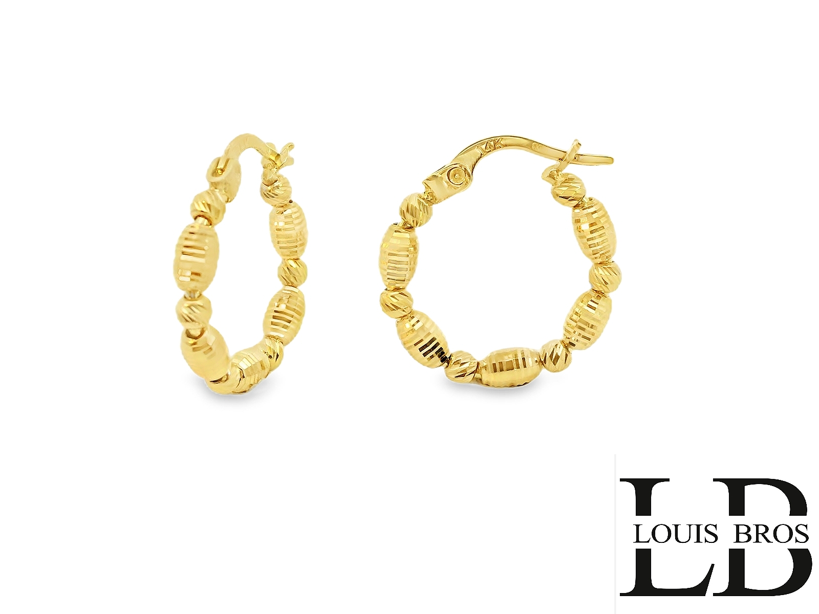 Deze prachtige geelgouden oorringen van 14 karaat (2.72 gr) stralen klassieke elegantie uit met een moderne twist. De oorringen bestaan uit sierlijke, gedraaide en fijn bewerkte bolvormige schakels, wat zorgt voor een speels en stijlvol effect. De structuur van de oorringen geeft een subtiele schittering bij elke beweging. Dankzij het veilige klapsluiting-mechanisme zijn ze comfortabel en makkelijk te dragen, ideaal voor dagelijks gebruik of een speciale gelegenheid.

Details:

Materiaal: 14 karaat geelgoud
Vorm: Oorringen met bewerkte bolvormige schakels
Sluiting: Stevige klapsluiting
Stijl: Tijdloos, elegant en verfijnd

Een ideaal cadeau voor een geliefde of een prachtige toevoeging aan je eigen sieradencollectie.
Louis Bros staat garant voor vakmanschap en kwaliteit.