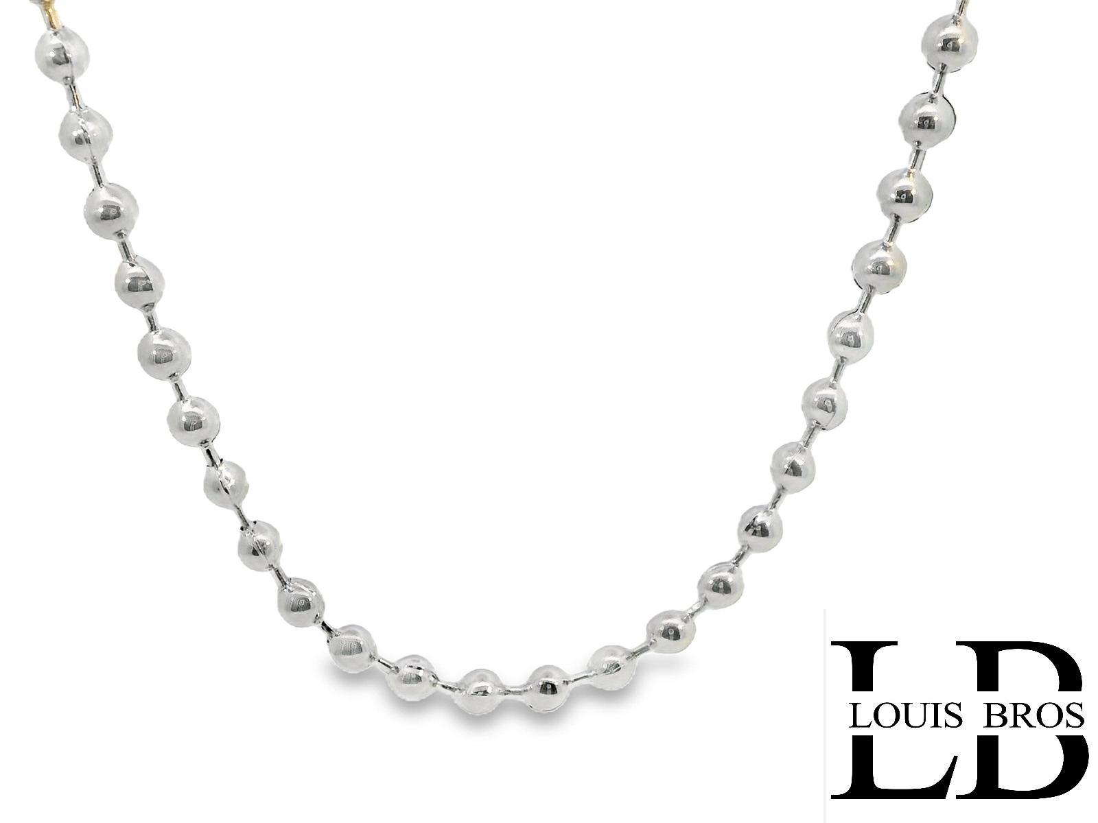 Dit verfijnde collier van 14 karaat witgoud (10.55 gr) straalt pure elegantie en klasse uit. Het collier is opgebouwd uit een reeks gepolijste bolvormige schakels, die subtiel schitteren bij iedere beweging. De perfecte symmetrie en gladde afwerking geven het collier een moderne en toch tijdloze uitstraling.

Dankzij het minimalistische, maar luxueuze ontwerp is dit collier ideaal om solo te dragen voor een subtiele look, maar ook perfect te combineren met andere kettingen voor een trendy laagjesstijl.

Details:

Materiaal: 14 karaat witgoud
Vorm: Bolletjesketting met ronde, hoogglans gepolijste schakels
Afwerking: Glanzend en strak
Sluiting: karabijnsluiting
Stijl: Modern, elegant en veelzijdig — geschikt voor elke gelegenheid
Merk: Louis Bros — specialist in hoogwaardige gouden sieraden met oog voor detail en vakmanschap.
Verkrijgbaar vanaf 40 cm!