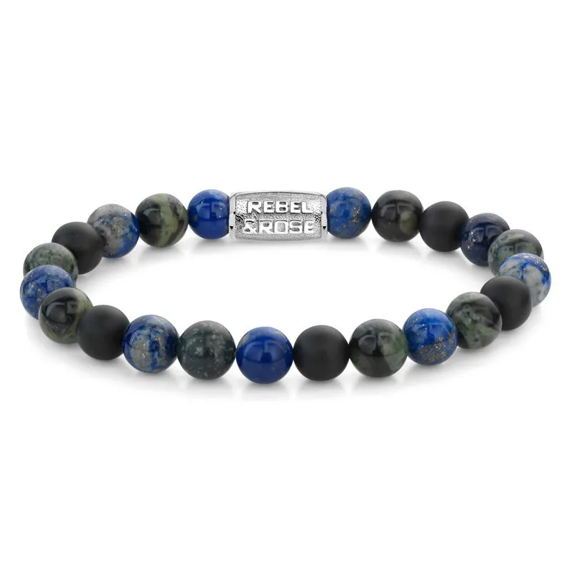 Bead armband, handgemaakt van 8mm Lapis Lazuli, Ryoliet en Onyx stenen met een zilverkleurig slot. Het Rebel & Rose sieraad is makkelijk te combineren met andere zilveren, leren of kralenarmbanden.