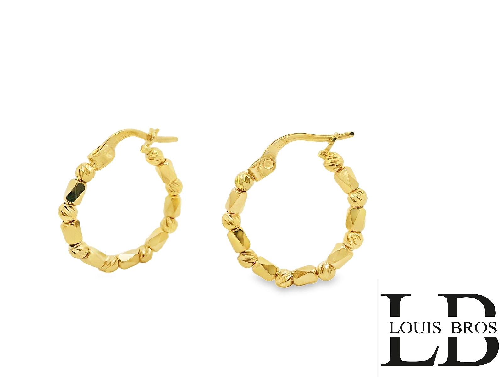 Deze prachtige geelgouden oorringen van 14 karaat (2.46 gr) stralen klassieke elegantie uit met een moderne twist. De oorringen bestaan uit sierlijke, gedraaide en fijn bewerkte bolvormige schakels, wat zorgt voor een speels en stijlvol effect. De structuur van de oorringen geeft een subtiele schittering bij elke beweging. Dankzij het veilige klapsluiting-mechanisme zijn ze comfortabel en makkelijk te dragen, ideaal voor dagelijks gebruik of een speciale gelegenheid.

Details:

Materiaal: 14 karaat geelgoud
Vorm: Oorringen met bewerkte bolvormige schakels
Sluiting: Stevige klapsluiting
Stijl: Tijdloos, elegant en verfijnd

Een ideaal cadeau voor een geliefde of een prachtige toevoeging aan je eigen sieradencollectie.

Louis Bros staat garant voor vakmanschap en kwaliteit.