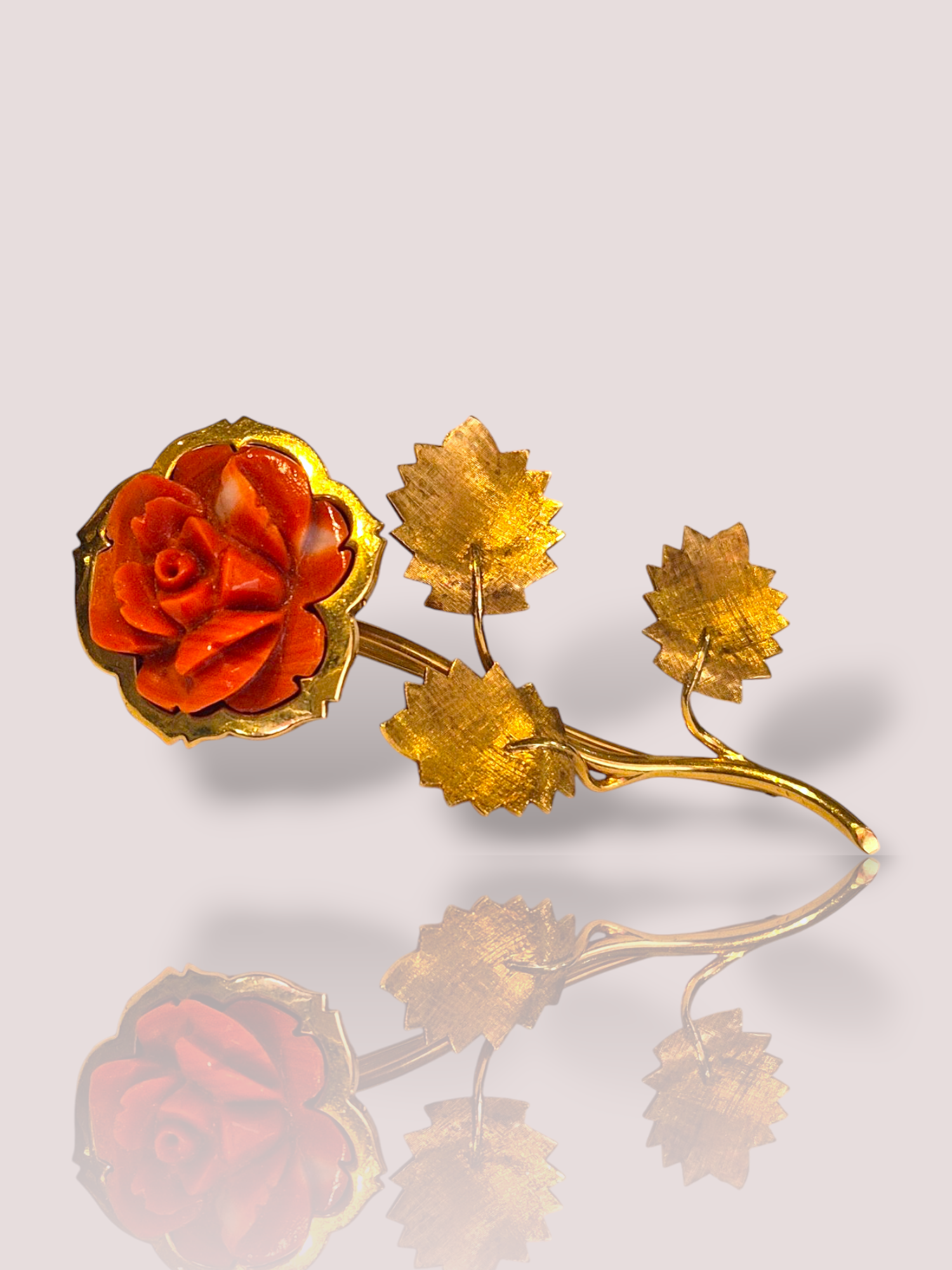 Deze vintage 14k geelgouden broche met koraal in roosvorm geslepen is een prachtig sieraad van ongedefinieerd merk. Dit elegante juweel, gecategoriseerd als broche, voegt verfijning toe aan elke outfit. Draag het op een blazer, jurk of sjaal voor een chique en tijdloze uitstraling. Een must-have accessoire voor elke sieradencollectie! De afmeting van de broche is 10 cm bij 5 cm en de broche weegt 14,36 gram.