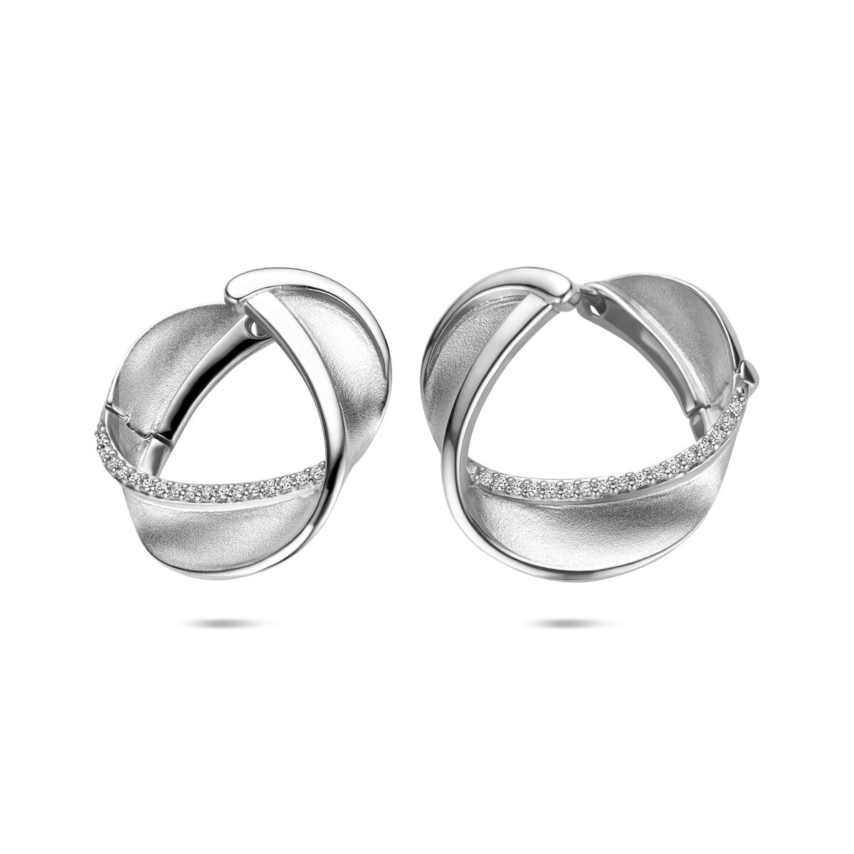 Gerhodineerd 925 zilveren klapoorringen uitgevoerd met zirkonia. De klapoorringen hebben een afmeting van 21.5x13mm.