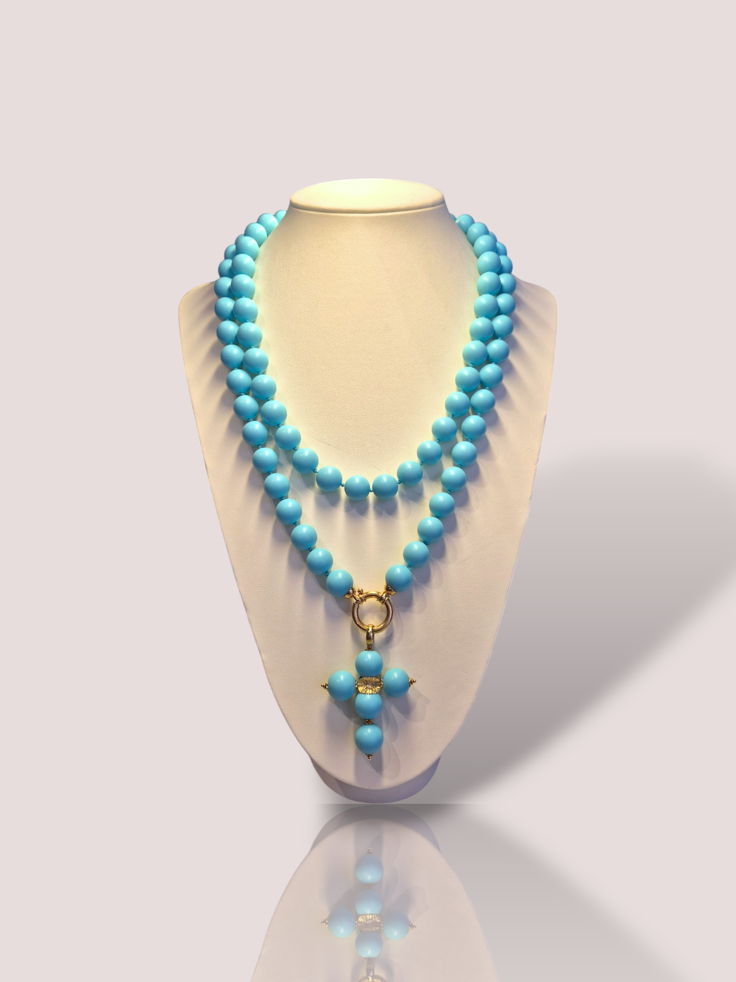 Dit vintage geperst turkoois collier heeft een elegant 18k geel gouden slot, waardoor het een verfijnde uitstraling krijgt. De bicolor ketting is perfect voor elke gelegenheid. Dit collier is 120 cm lang en heeft een hanger in kruisvorm, die ook losgemaakt kan worden. Draag deze ketting als statementstuk bij een eenvoudige outfit om de unieke kleuren en materialen echt te laten opvallen. Perfect voor een chique en tijdloze look.