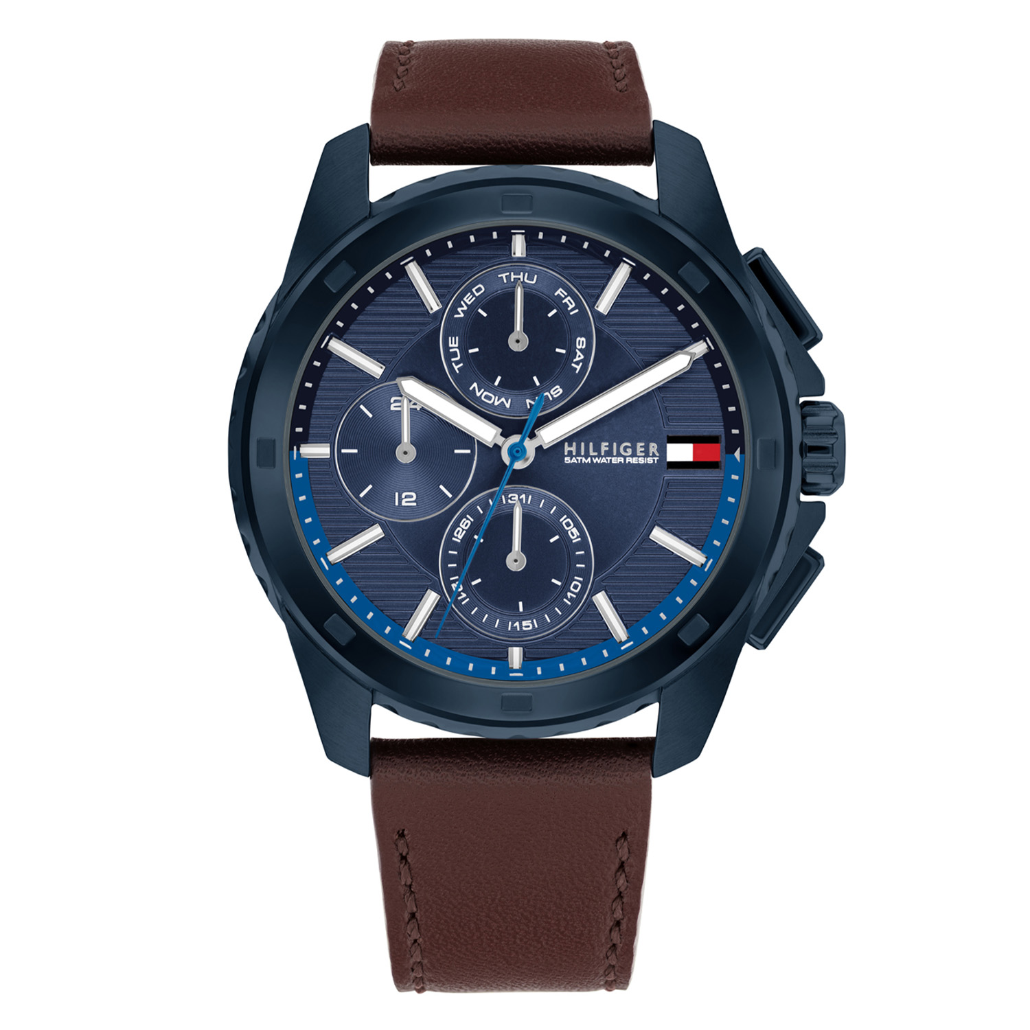 Tommy Hilfiger TH1710632 Horloge Heren Staal Blauw 44mm
Dit specifieke horloge van Tommy Hilfiger uit de Walker serie met artikelnr: TH17106323 is een stoer herenhorloge die niet in je collectie mag ontbreken. Het stalen herenhorloge heeft een ronde blauwe kast met een blauwe meerlaagse bewerkte wijzerplaat met dag,- datum, en 24-uursaanduiding. De wijzers en uursaanduiding zijn ingelegd met lumibrite. Aan het horloge zit een bruine leren band met een gespsluiting. De bewerkte kroon is mooi weggewerkt in de kast waardoor hij minder kwetsbaar is. Het horloge heeft een mineraalglas, een doorsnee van 44mm en is 5ATM.  

Het merk:
Sinds de lancering van het merk in 1985 is Tommy Hilfiger wereldwijd bekend geworden als pionier van de klassieke Amerikaanse coole stijl. Geïnspireerd door de iconische popcultuur en het Amerikaanse erfgoed. De dames en herencollectie van dit seizoen bestaan uit minimalistische silhouetten en rustieke lederen details. De herenhorlogecollectie biedt iconische uurwerken met roestvrijstalen, lederen en siliconen banden.

Specificaties:
- Mineraalglas
- Ronde kast 44mm
- Blauwe horlogekast
- Blauwe wijzerplaat 
- Bruine leren band 
- 5ATM