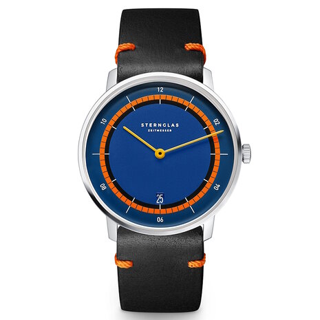 Blauwe wijzerplaat met oranje accenten Inclusief een extra oranje horlogeband, die je zelf eenvoudig kunt wisselen en aanpassen voor een, feestelijke look tijdens oranje vieringen! 