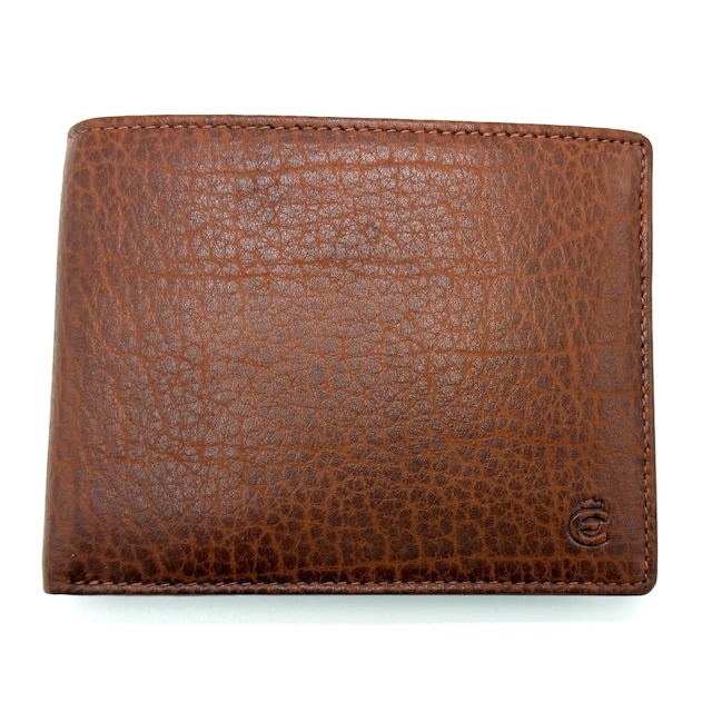 De Esquire Bison billfold cognac, modelnummer 88353644, valt onder de categorie ACCESSOIRES en het type PORTEFEUILLES_CREDITCARDHOUDERS. Deze stijlvolle portemonnee biedt ruimte voor bankbiljetten en kaarten. Perfect om dagelijks te dragen, past goed in de zak van je broek of jas. Een praktisch en elegant accessoire voor zowel zakelijke als casual gelegenheden.
Gemaakt van mooi en sterk Bison leer. Idere portemonnee heeft een eigen tekening en is hierdoor uniek.

RFID portected
12 credit cards
dubbel papiergeld vak
Geheim vak om grote biljetten te verbergen.
Groot muntgeld vak met shopping coin

Afmetingen:
Hoogte 9.5cm x breed 13cm x diep 3cm