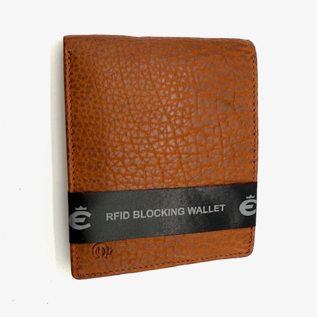 De Esquire Bison billfold cognac, modelnummer 22955305, is een stijlvolle accessoire in de categorie ACCESSOIRES, specifiek ontworpen als portemonnee of kaarthouder. Gemaakt van hoogwaardig bisonleer, biedt het duurzaamheid en verfijning. Perfect te combineren met een zakelijke outfit of casual look voor een vleugje klasse. Draag hem in je binnenzak voor gemakkelijke toegang en veiligheid.

Gemaakt van mooi en sterk Bison leer. Idere portemonnee heeft een eigen tekening en is hierdoor uniek.

RFID portected
8 credit cards
dubbel papiergeld vak
Geheim vak om grote biljetten te verbergen.
Groot muntgeld vak met shopping coin

Afmetingen:
Hoogte 9.5cm x breed 12cm x diep 2cm