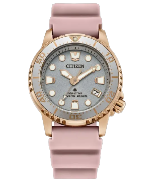 De Citizen Promaster Eco-Drive EO2023-00A is een stijlvolle polshorloge met een goudkleurige roestvrijstalen kast en een roze siliconen band. Het horloge heeft een analoge weergave, datumaanduiding, en is waterbestendig tot 20 ATM. Perfect voor dagelijks gebruik dankzij de duurzame Eco-Drive technologie. Draag het bij zowel casual als elegante outfits voor een vleugje verfijning.