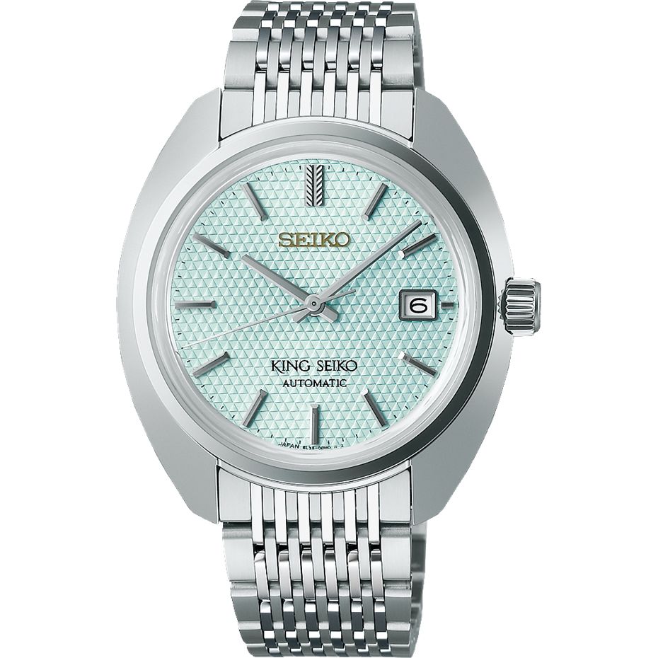Dit Seiko horloge behoort tot de King Seiko collectie en is een limited edition met een oplaag van 700 stuks.

De kastvorm is gebaseerd op de King Seiko 45KCM uit 1969, waarvan het karakteristiek gebogen silhouet de inspiratie vormde voor het ontwerp van diverse King Seiko-creaties. Deze eigentijdse King Seiko serie nam de contouren van het model uit 1969 over, maar dan ontworpen met de visie van 2024. De nieuw ontworpen band van de horloges bevat kortere schakels die uit meerdere elementen zijn opgebouwd. De afwerking in hoogglans en mat zorgt voor een rustige, stijlvolle schittering wanneer het licht erop valt. Dankzij de nieuwe band, in combinatie met het lage zwaartepunt van de slanke kast, ligt deze King Seiko creatie uitermate comfortabel op de pols. Seiko’s moderne productietechnieken en het slanke kaliber 6L35 zorgen voor deze slanke horloges een comfortabele dikte van slechts 9,9 mm.

Vanaf het begin in 1881 is het bedrijf Seiko continu blijven innoveren, geheel in lijn met de filosofie van de oprichter om ‘Altijd een stap voor te zijn op de rest’. In 1924 werd het eerste polshorloge met de merknaam Seiko op de wijzerplaat gelanceerd. 2024 markeert het 100 jarig bestaan van het horlogemerk Seiko. Om dit te vieren wordt onder andere dit bijzondere limited edition King Seiko-model geïntroduceerd.

Het horloge heeft dezelfde specificaties als de drie eerder genoemde creaties die deel gaan uitmaken van de King Seiko collectie. Maar het onderscheidt zich door de lichte, blauwgroene wijzerplaat met een structuurpatroon dat is geïnspireerd op de schubben van een rijzende draak. Dit ontwerp dient als metafoor voor de progressie van het merk Seiko in de volgende 100 jaar. De draak is ook het dierenteken voor 2024 in de Japanse dierenriem. Een fenomeen dat nog steeds deel uitmaakt van de cultuur van het land en uitermate goed past bij dit herdenkingshorloge.
