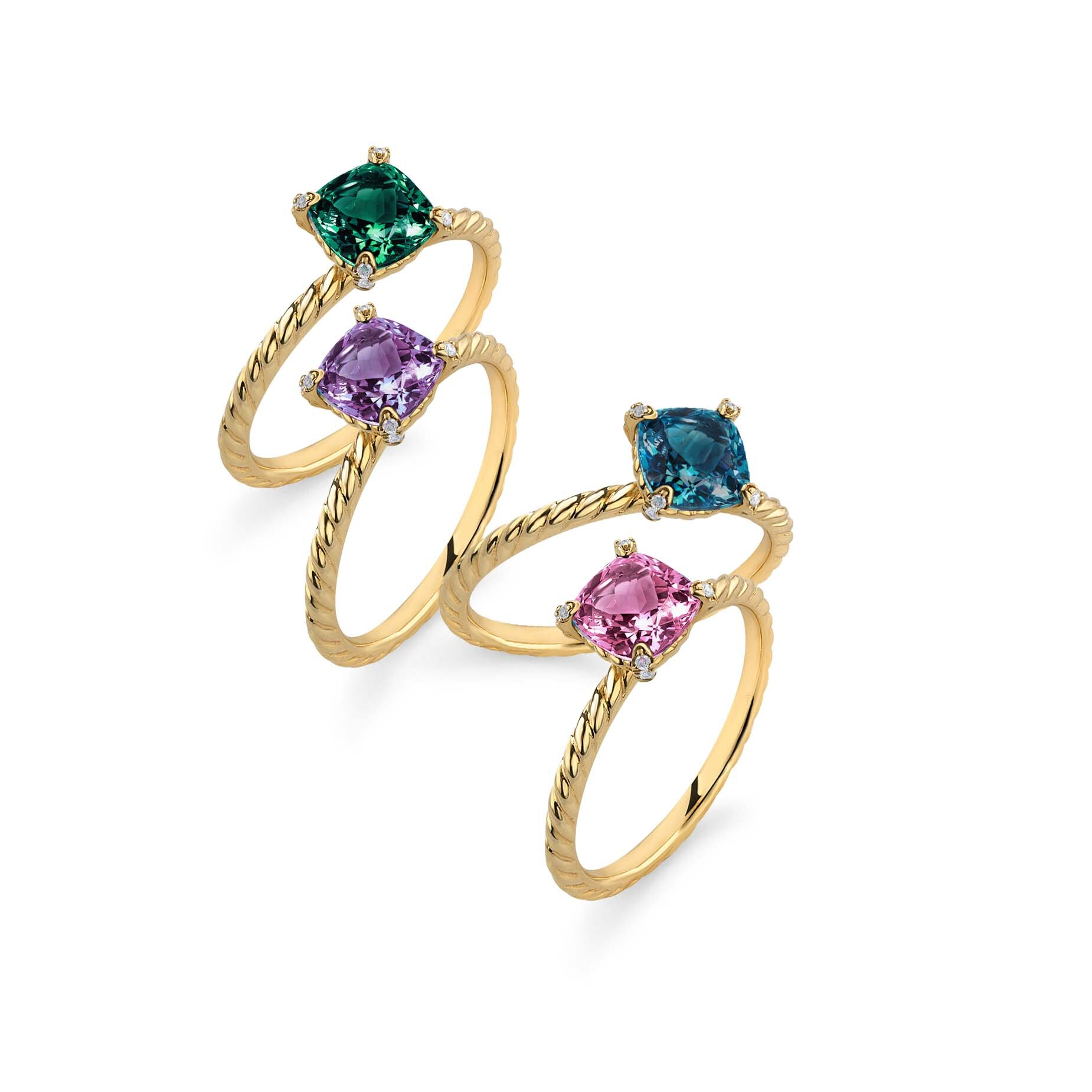 Deze prachtige JEWEL: Romance ring Embrace roze tourmalijn cushion (rin23032-rt) is voorzien van een schitterende roze tourmalijn in een kussen geslepen vorm. De ring heeft een elegant en tijdloos ontwerp dat perfect past bij elke gelegenheid. Draag deze ring alleen of combineer hem met andere ringen voor een trendy look. De beste manier om deze ring te dragen is om hem te combineren met andere sieraden uit de JEWEL: Romance collectie.