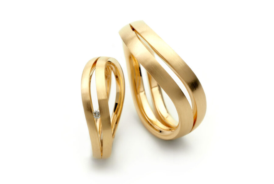 Geel gouden ring golfend