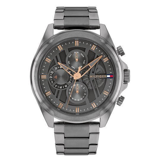 Dit Tommy Hilfiger horloge behoort tot de Jax collectie.
Referentienummer: TH1710657

Dit horloge van Tommy Hilfiger is een luxe herenhorloge die niet in je collectie mag ontbreken. Het stalen herenhorloge heeft een ronde grijze kast met een matte bezel en een grijze dubbele wijzerplaat met dag, datum en 24-uursaanduiding. Aan de kast zit een grijze mat glanzende schakelband met vouwsluiting. Het horloge heeft een mineraalglas, een doorsnee van 48mm en is 5ATM.  

