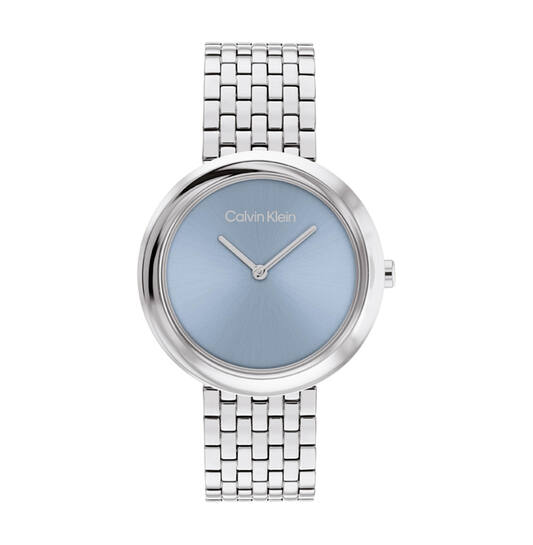 Dit Calvin Klein horloge behoort tot de Twisted Bezel collectie.
Referentienummer: CK25100065

Dit Calvin Klein horloge is een chique en stijlvol ontwerp. De stijlvolle zilverkleurige stalen kast heeft een bolle rand en een lichtblauwe sunray wijzerplaat met enkel wijzers en de merknaam. Strak aan de vol glimmende kast zit een zilverkleurige fijne schakelband. Het opvallende horloge heeft een mineraalglas, een doorsnee van 34mm en is 3ATM.
