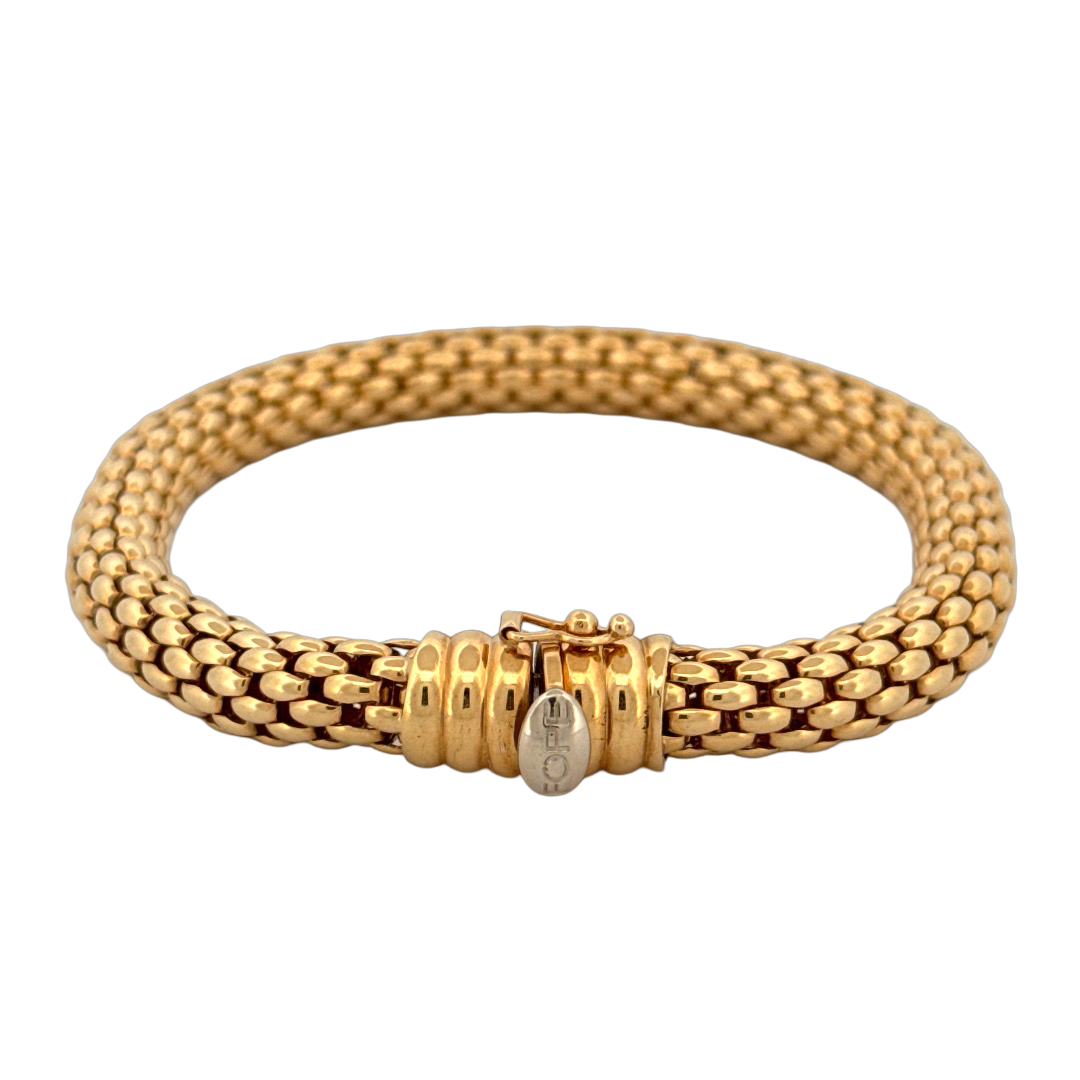 De 18krt FOPE Armband, is een stijlvolle, flexibele en tijdloze keuze. Deze 18-karaats gouden armband combineert elegantie met ultiem draagcomfort en is perfect voor elke gelegenheid. Draag hem solo voor een subtiele look of combineer met andere sieraden voor een opvallende uitstraling. 