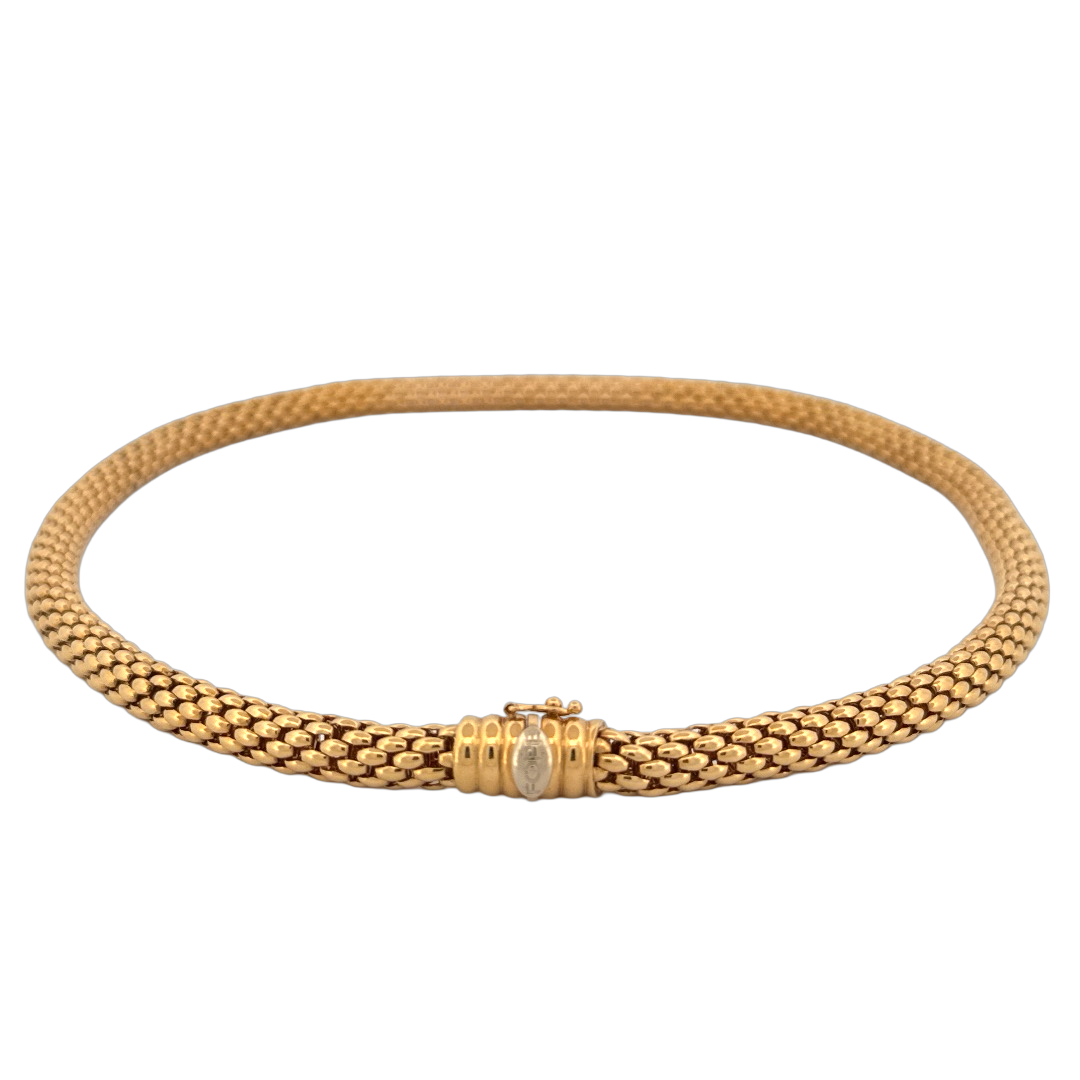 De 18krt Fope Collier 7mm 45cm is een luxe sieraad van uitzonderlijke kwaliteit, perfect voor elke gelegenheid. Het collier van 18 karaat goud biedt een verfijnde elegantie en is eenvoudig te combineren met andere sieraden. Draag het met een elegante jurk of een stijlvolle blouse voor een tijdloze en chique look.