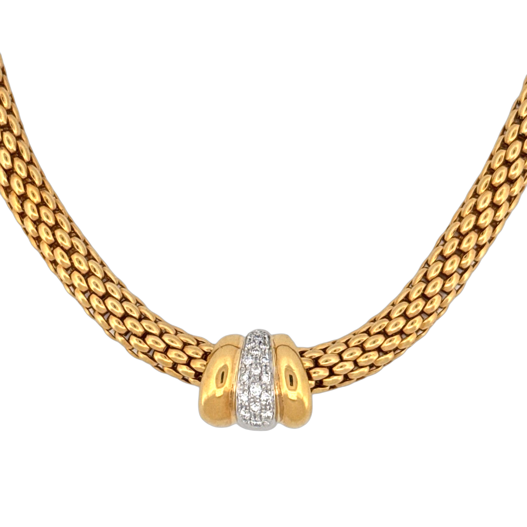 De Fope Hanger 18krt met Briljanten is een verfijnde hanger van 18-karaats goud, verfraaid met schitterende diamanten. Met zijn elegante ontwerp en hoogwaardige materialen is deze hanger de perfecte aanvulling op elke ketting. Draag het aan een eenvoudige gouden of zilveren ketting om een verfijnde en tijdloze uitstraling te creëren. Ideaal voor speciale gelegenheden of dagelijks gebruik.