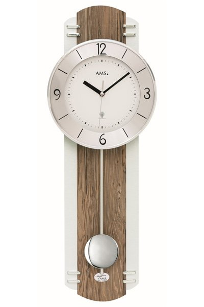 Wandklok met notenhout motief. Radio controlled uurwerk.