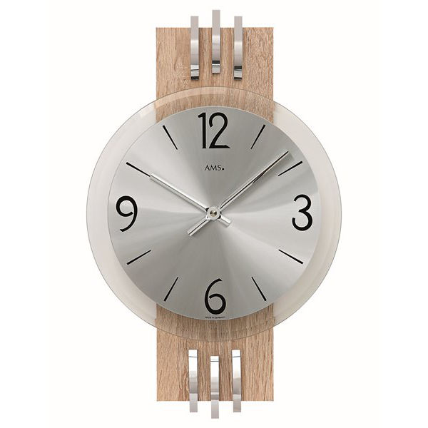 Wandklok met eikenhouten achterwand. Kwarts uurwerk.