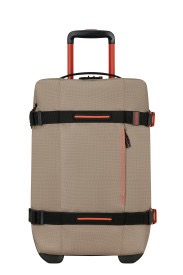 De Urban Track Duffle/WH S Coated Beige Orange 150027-2366 is voorzien van een ruim hoofdvak en verschillende handige vakken voor het organiseren van je bagage. De verstelbare schouderband zorgt voor optimaal draagcomfort. Draag de tas over je schouder of gebruik de stevige handvatten om hem in de hand te dragen. Perfect voor een weekendje weg of als sporttas. Maak je reis compleet met deze stijlvolle duffle bag!

Hoogte 55cm x breed 35 x 20 diep