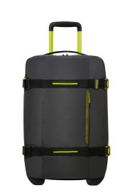De Urban Track Duffle/WH S Coated Black Lime 150027-A185 is voorzien van een ruim hoofdvak en verschillende handige vakken voor het organiseren van je bagage. De verstelbare schouderband zorgt voor optimaal draagcomfort. Draag de tas over je schouder of gebruik de stevige handvatten om hem in de hand te dragen. Perfect voor een weekendje weg of als sporttas. Maak je reis compleet met deze stijlvolle dufflebag!

Hoogte 55cm x breed 35 x 20 diep