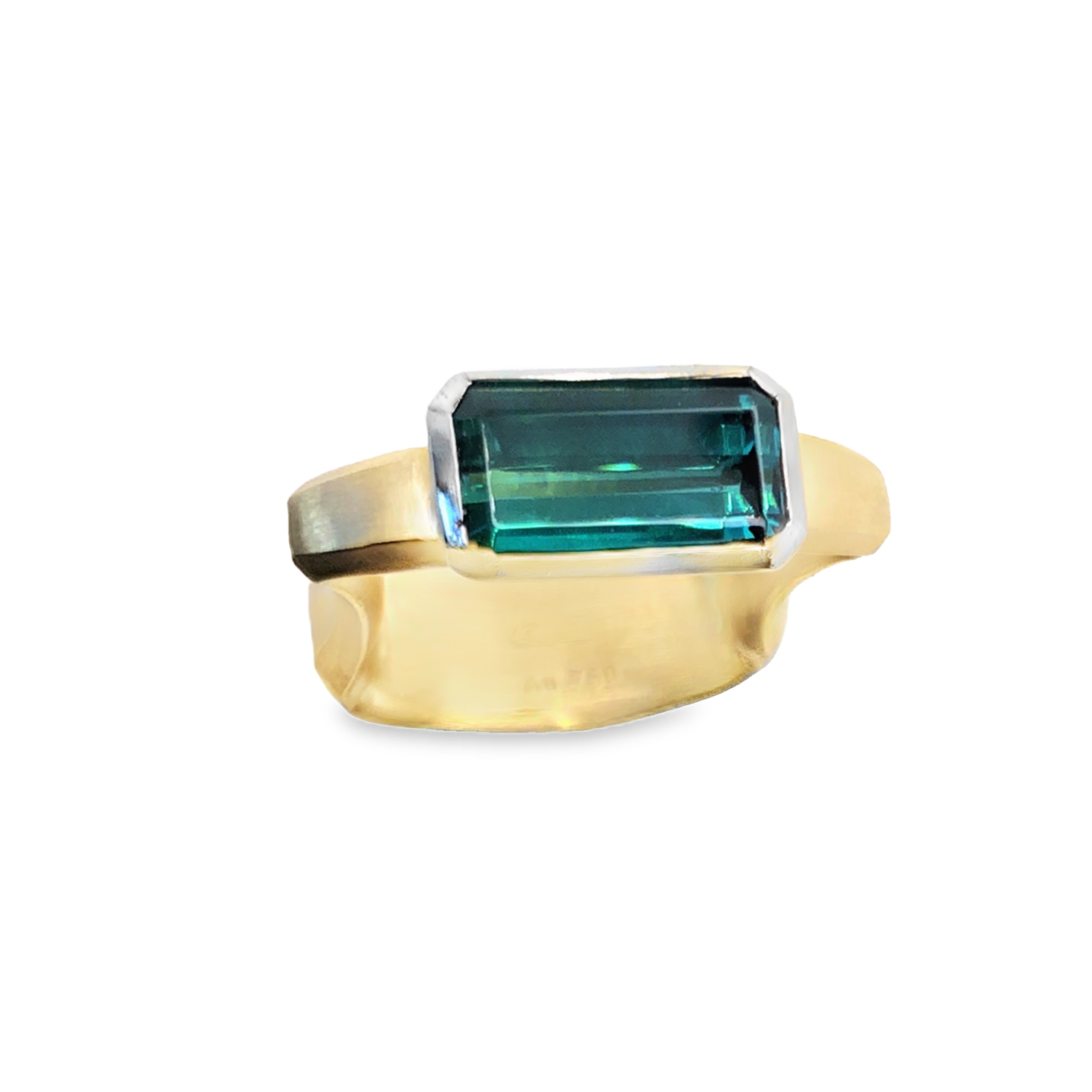 Dieser Ring besticht durch seine edle Kombination aus Roségold 750 und Platin 950. Im Zentrum steht ein eindrucksvoller achteckiger Indigolith. Dieser Ring ist ein UNIKAT im Smartcurve Design und bietet einen hervorragenden Tragekomfort. Tragen Sie diesen Ring am besten als Statement-Schmuckstück, um Ihrem Outfit einen Hauch von Eleganz zu verleihen.