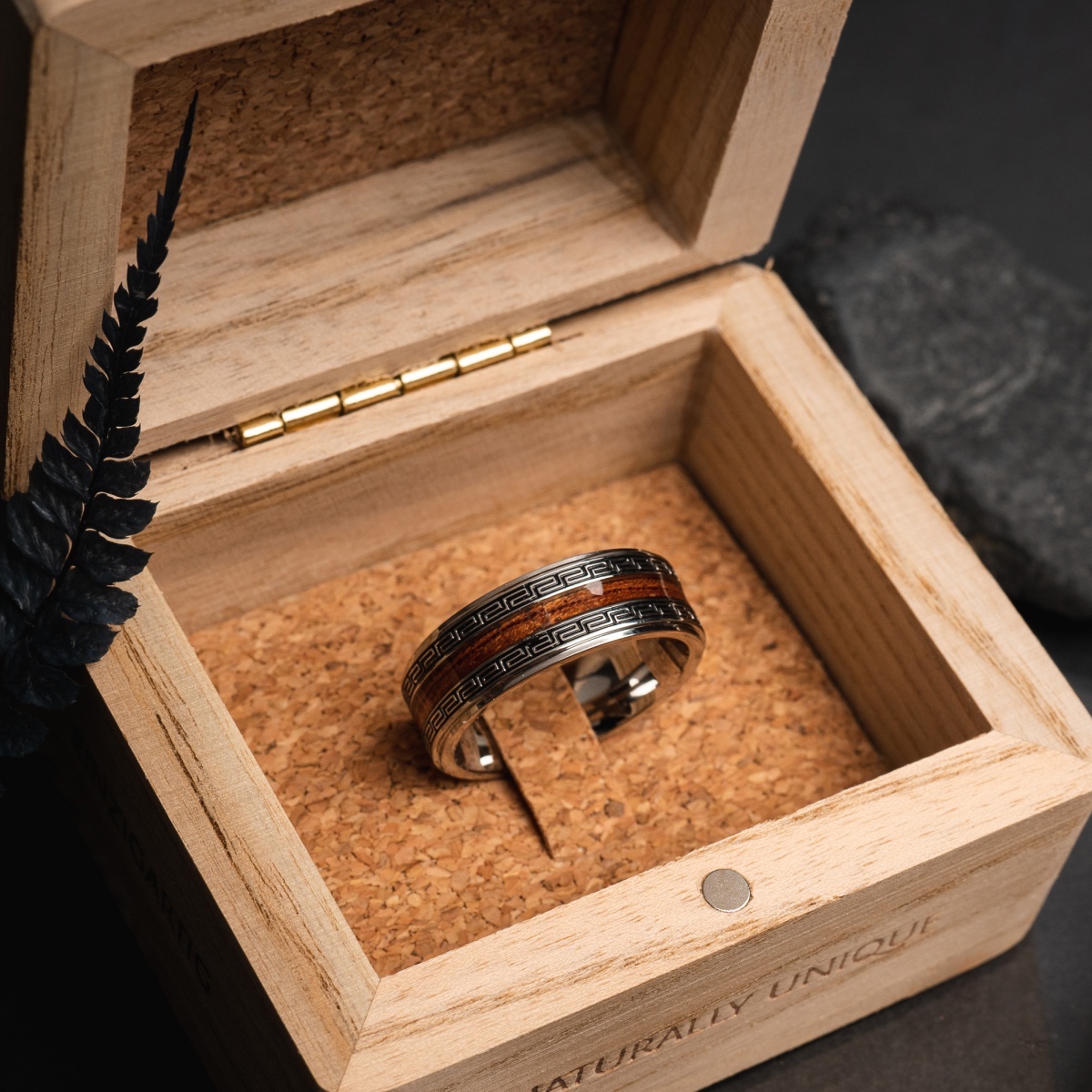 Zelfs als het op het eerste gezicht niet zo lijkt, spelen getallen een ongelooflijk belangrijke rol. Zonder wiskunde zouden we het grootste deel van ons leven doorbrengen zonder duidelijke richting.

Ontdek onze "Numerary" ring gemaakt van roestvrij staal in zilver en met een kern van Hawaiiaans koahout. De speciale coating op het hout betekent dat dit stukje natuur gegarandeerd waterdicht is en de mysterieuze gravures roepen associaties op met vervlogen tijden en fantastische wezens. Breng een beetje fantasie in uw anderszins afgemeten dagelijkse leven.