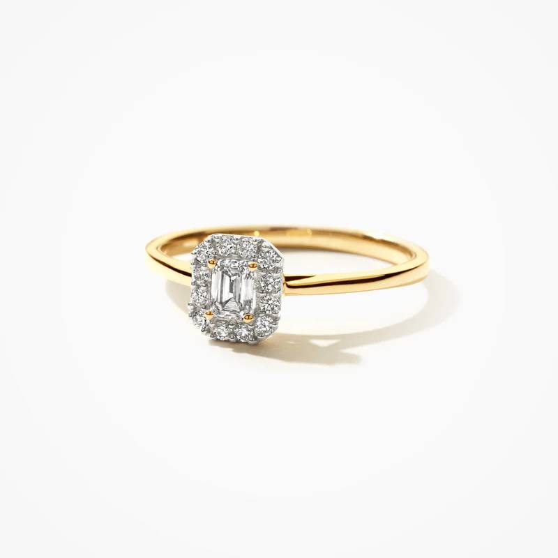 LG1022Y/52. Blush geelgouden damesring rechthoekige model met lab diamant. Midden steen 0.10crt, zijstenen 0.07crt. 