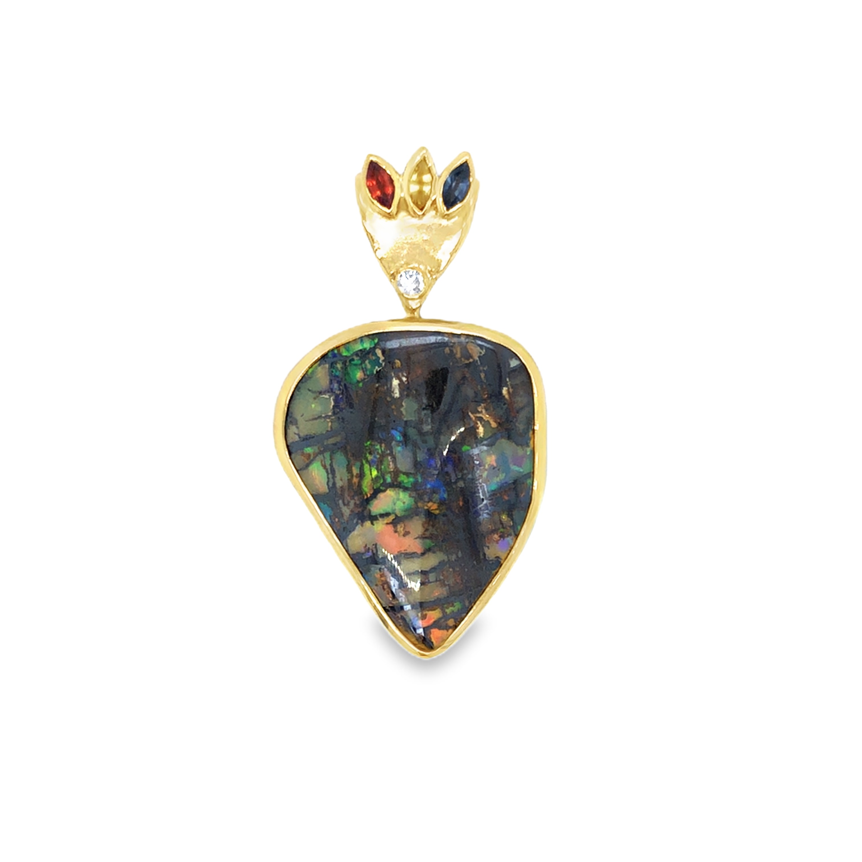 Der Opalanhänger aus Gold 750 besticht durch seine luxuriöse Eleganz und enthält drei funkelnde Safire. Die als Schlaufe gearbeitete Aufhängung lässt Colliers und Ketten mit Durchmessern bis 6 mm zu. Als stilvolles Schmuckstück ist es ideal, um jedem Outfit einen edlen Akzent zu verleihen. Am besten zur Geltung kommt der Anhänger, wenn er an einer feinen Goldkette in Kombination mit eleganter Abendgarderobe getragen wird. Ein Must-Have für Schmuckliebhaber.