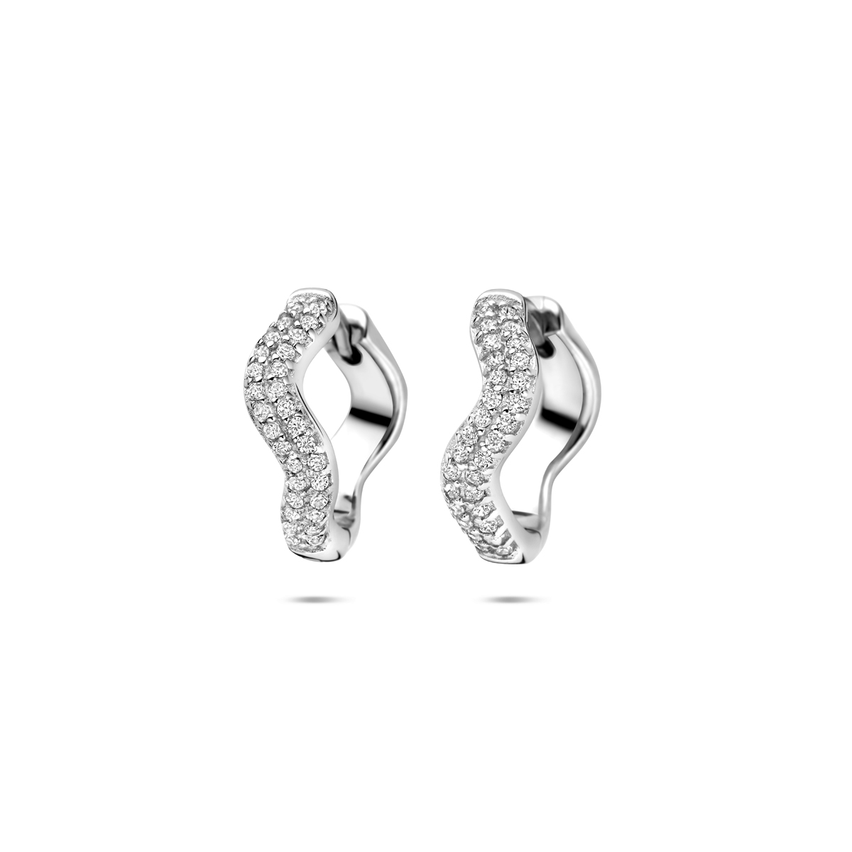 Gerhodineerd 925 zilveren klapoorringen met zirkonia. De klapoorringen hebben een afmeting van 15mm.