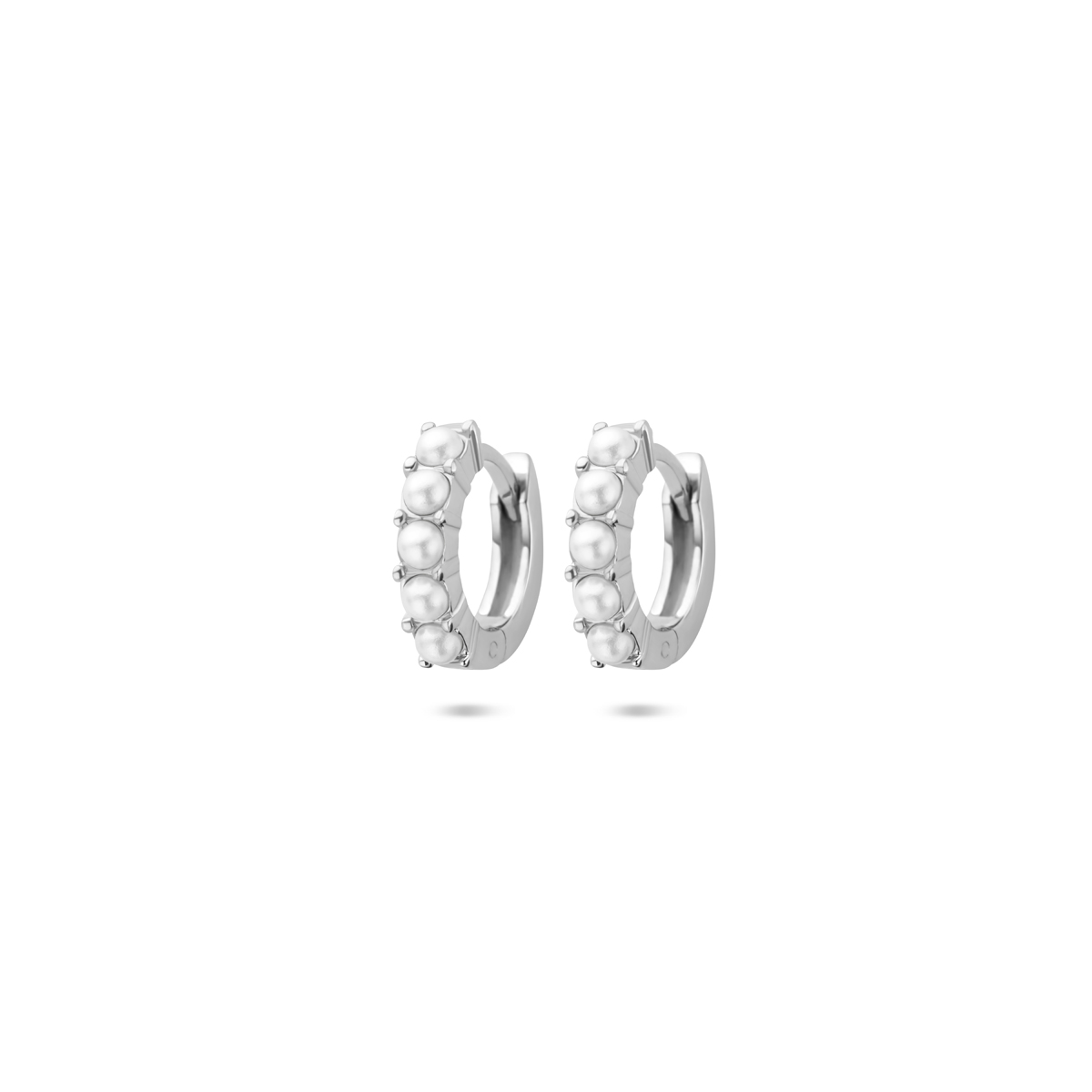 Gerhodineerd 925 zilveren klapoorringen uitgevoerd met parels. De klapoorringen hebben een afmeting van 10.5x2.5mm.