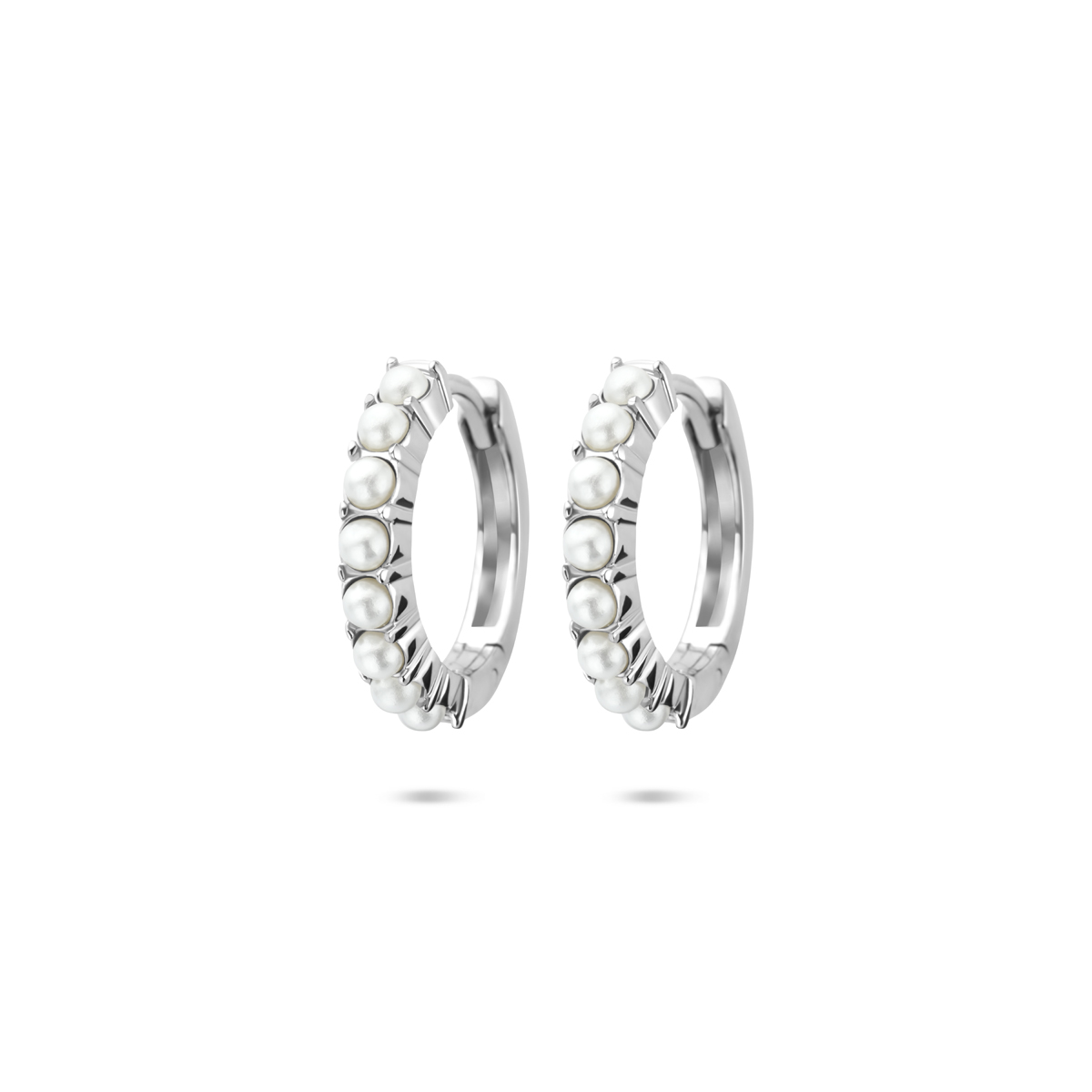 Gerhodineerd 925 zilveren klapoorringen uitgevoerd met parels. De klapoorringen hebben een afmeting van 15x3mm.