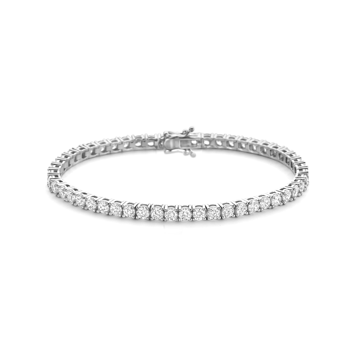 Gerhodineerd 925 zilveren tennisarmband uitgevoerd met zirkonia. De armband heeft een schakelbreedte van 3.8mm.